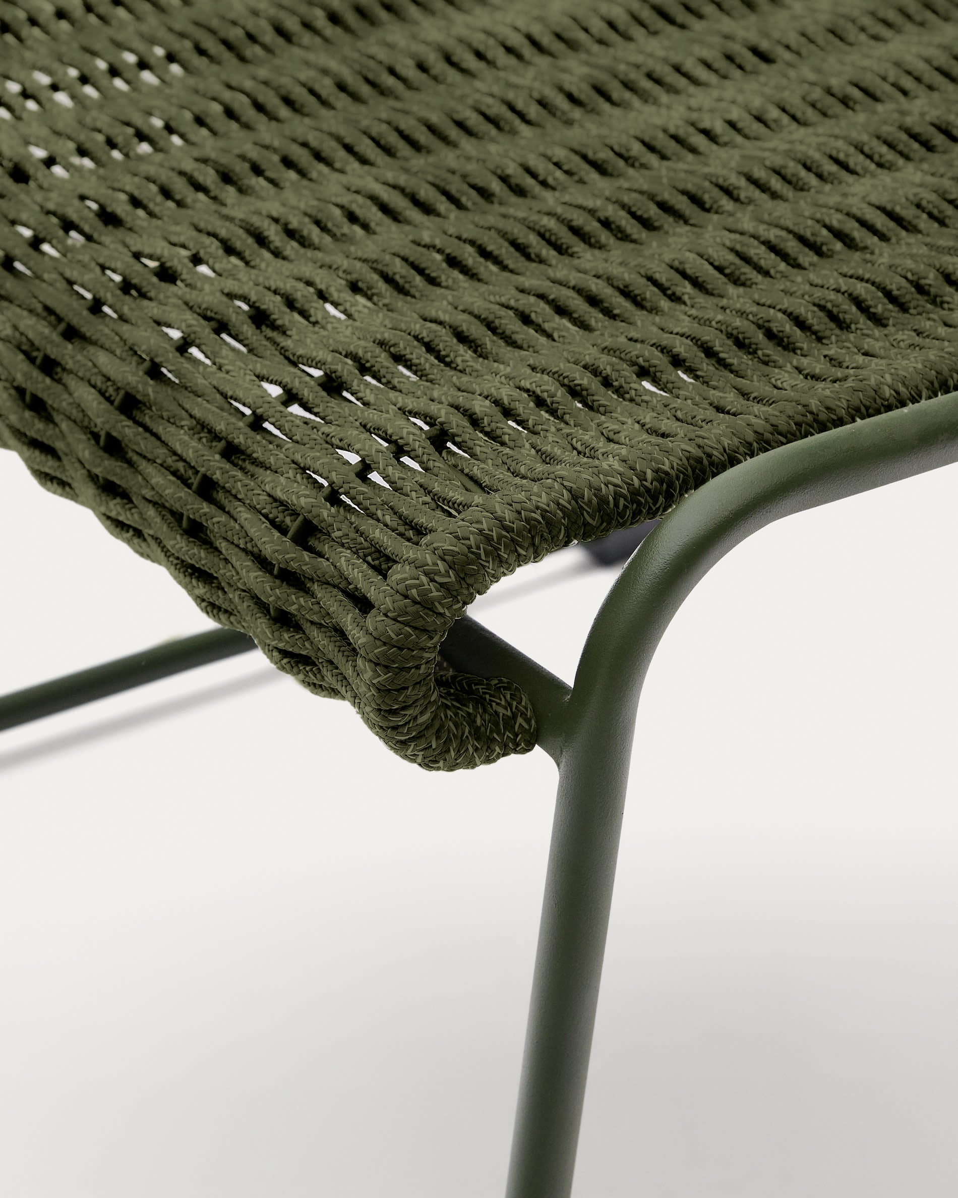 Die Fussablage Maurina (58 x 52,5 cm) aus grün verzinktem Stahl und weichem Seil ist perfekt für den Innen- und Außenbereich – stilvoll und wetterfest.