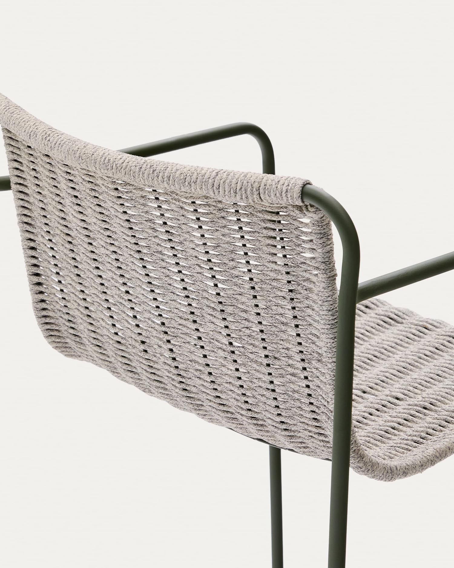 Eleganter Hocker aus grünem verzinktem Stahl, kombiniert mit stilvollem écrufarbenem und grauem Seil – perfekt für moderne Außenbereiche.