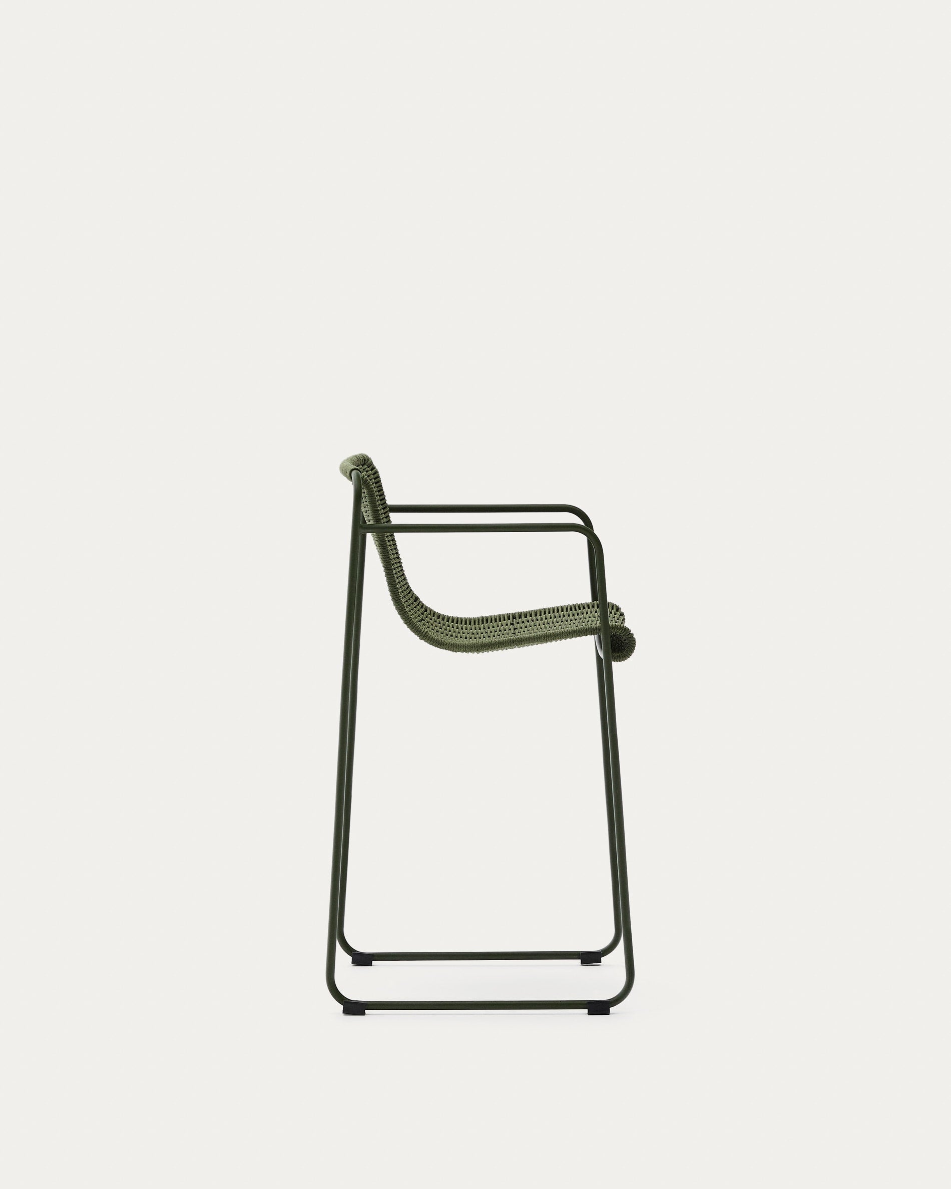 Der Hocker Maurina aus grünem verzinktem Stahl und grünem Seil bietet Komfort und Langlebigkeit für jeden Außenbereich.