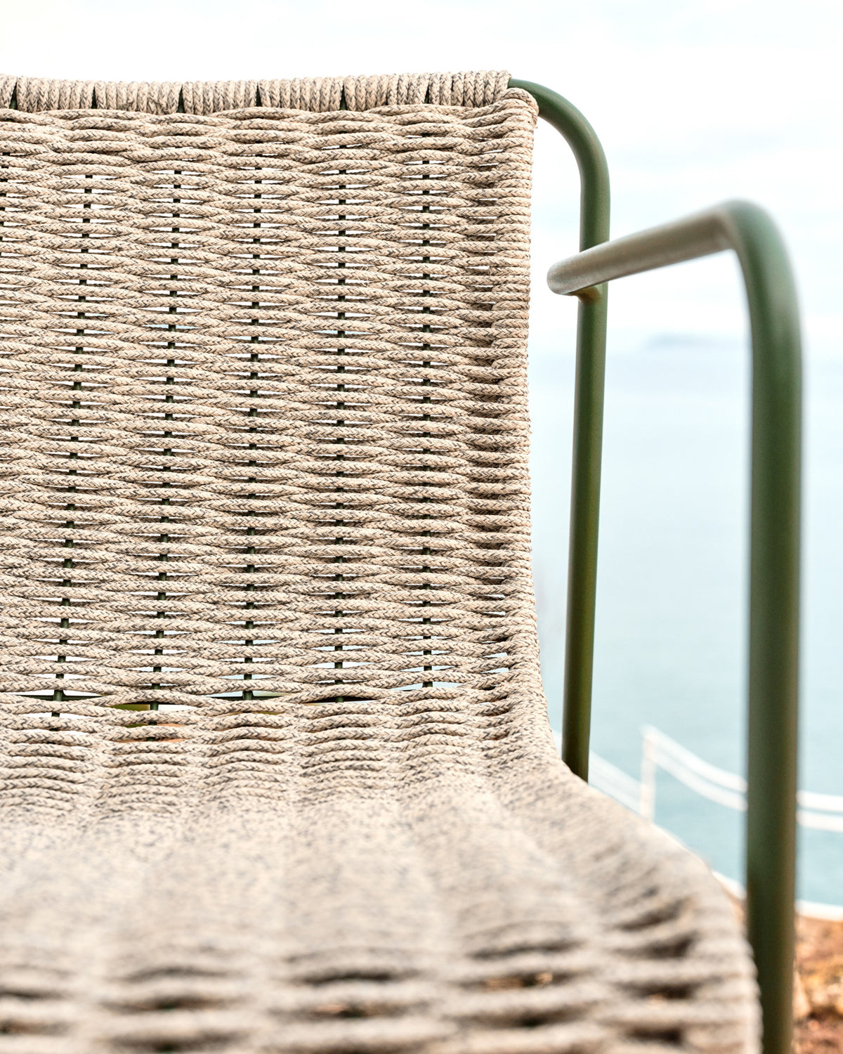 Hocker Maurina aus grün verzinktem Stahl mit écrufarbenem und grauem Seil 74,5 cm in Dunkelgrün, Hellgrau präsentiert im Onlineshop von KAQTU Design AG. Outdoor-Barstuhl mit Armlehne ist von Kave Home