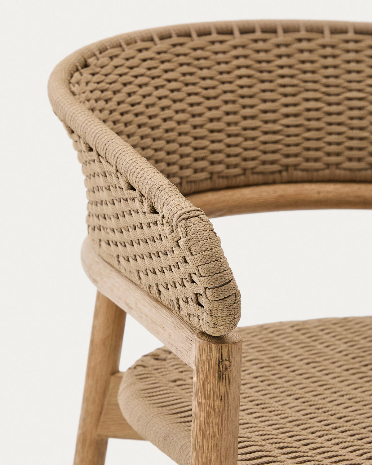 Sessel Arinella aus massivem Akazienholz mit Finish in natürlichem Farbton und beigem Seil FSC 100% in Natur, Braun, Beige präsentiert im Onlineshop von KAQTU Design AG. Lounge Sofa ist von Kave Home