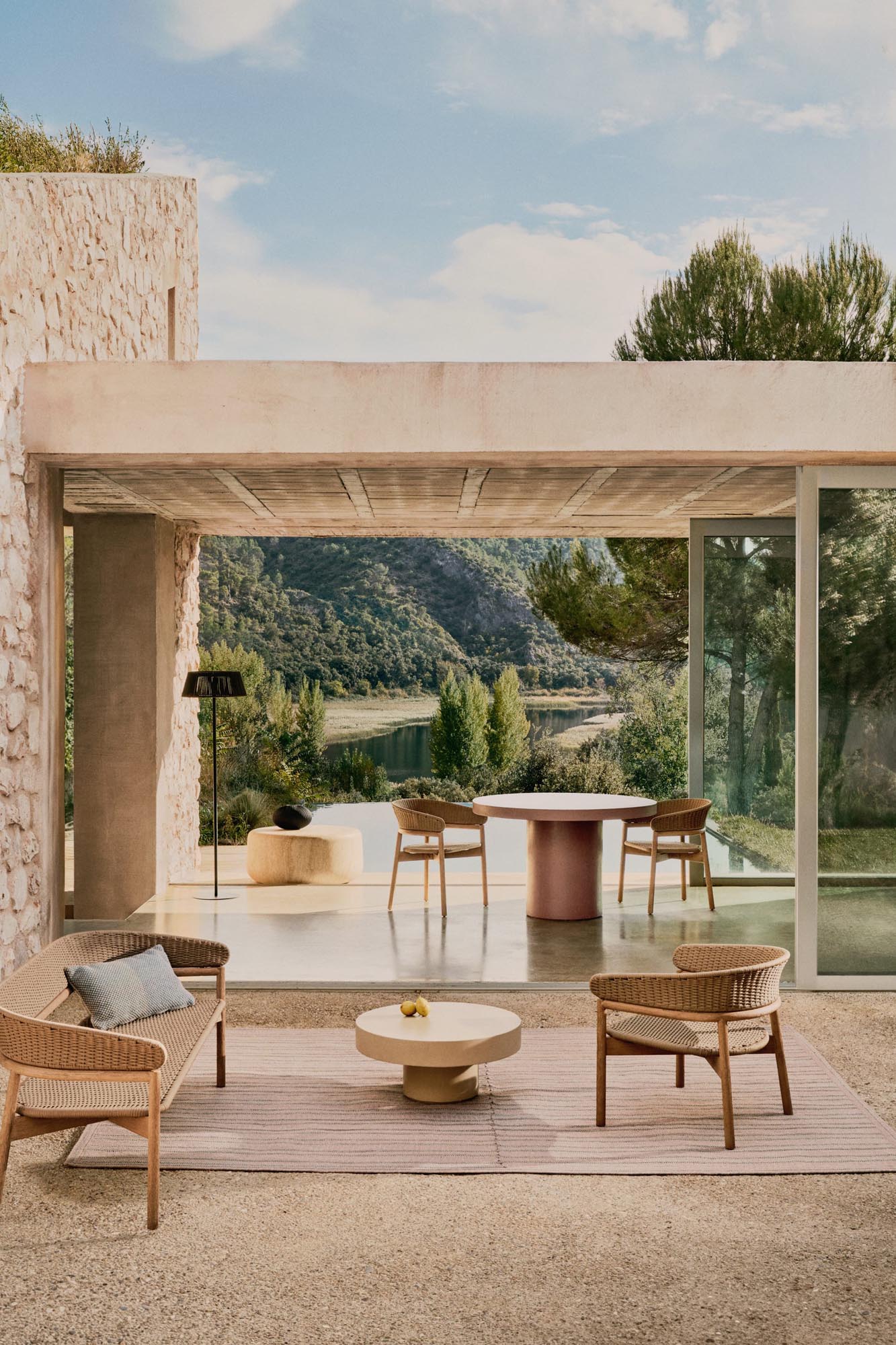 Elegantes 3-Sitzer-Sofa Arinella aus Akazienholz mit natürlichem Finish und beigen Polstern, ideal für stilvolle Wohnräume.