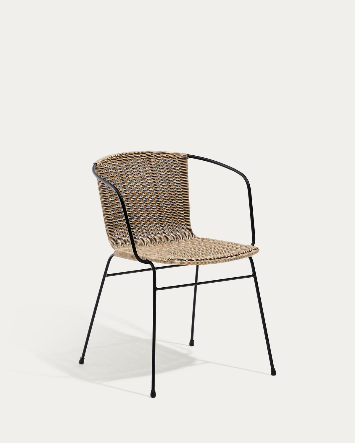 Stapelbarer Stuhl Eltiera aus synthetischem Rattan mit Gestell und Armlehnen aus schwarzem Stahl in Hellbraun, Schwarz präsentiert im Onlineshop von KAQTU Design AG. Gartenstuhl mit Armlehnen ist von Kave Home