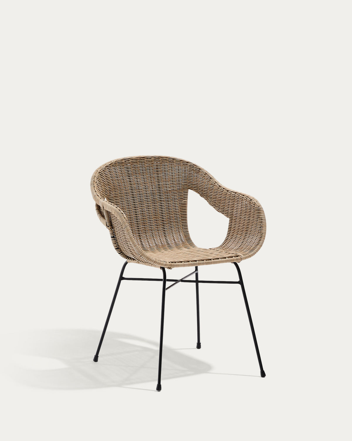 Stapelbarer Stuhl Eltiera aus synthetischem Rattan mit Gestell aus schwarzem Stahl in Hellbraun, Schwarz präsentiert im Onlineshop von KAQTU Design AG. Gartenstuhl mit Armlehnen ist von Kave Home