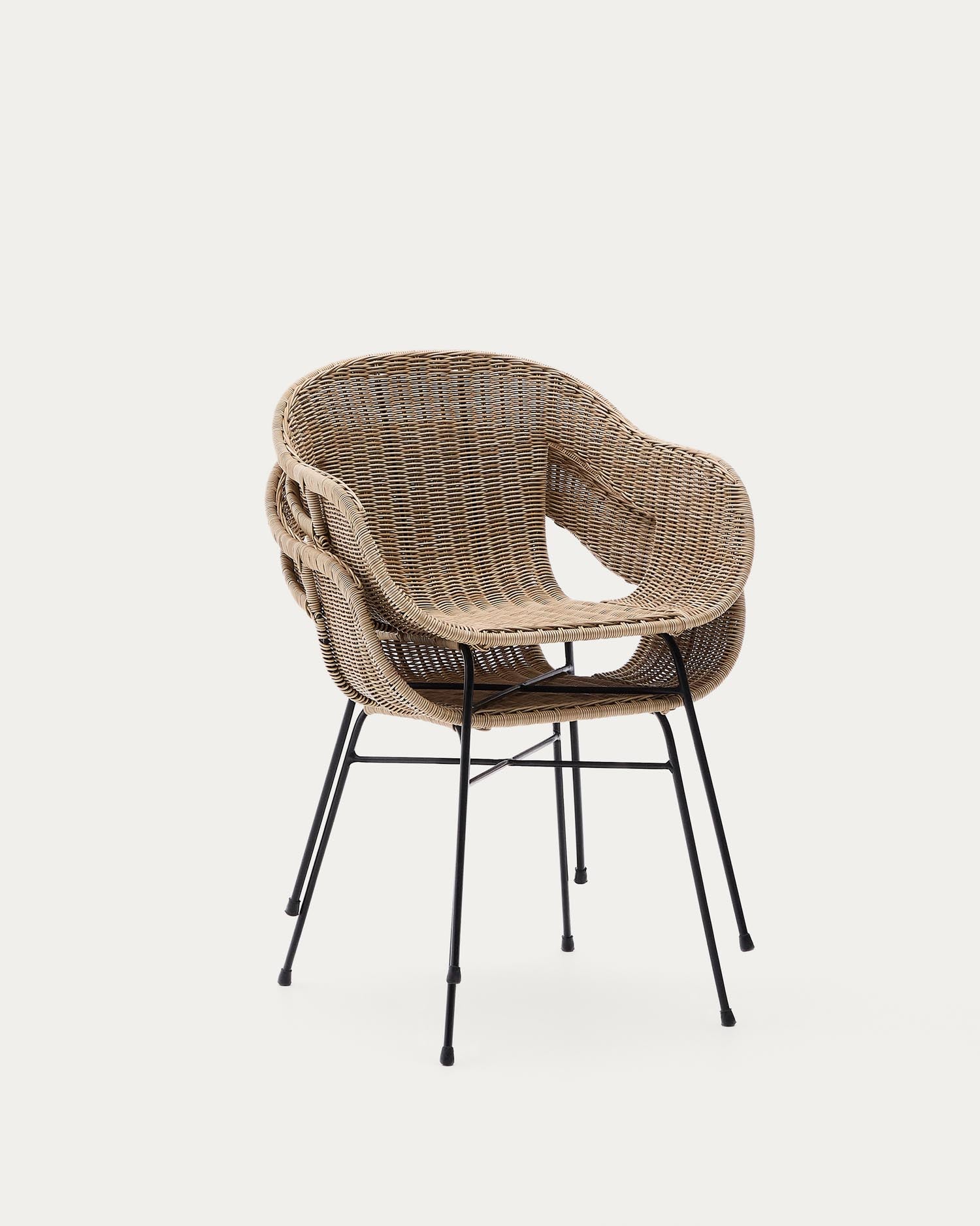 Entdecken Sie den eleganten Eltiera Stuhl von Kave Home – stapelbar, aus robustem Rattan und schwarzem Stahl, ideal für Garten und Innenräume.