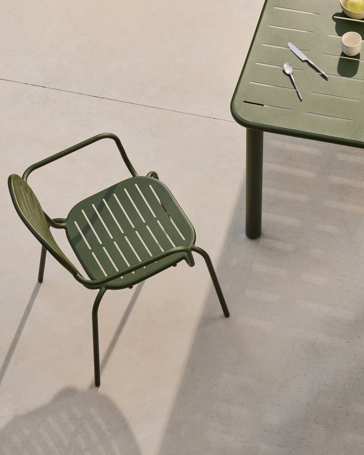 Stapelbarer Outdoor-Stuhl Brai mit Armlehnen aus verzinktem Stahl in Grün in Dunkelgrün präsentiert im Onlineshop von KAQTU Design AG. Gartenstuhl mit Armlehnen ist von Kave Home