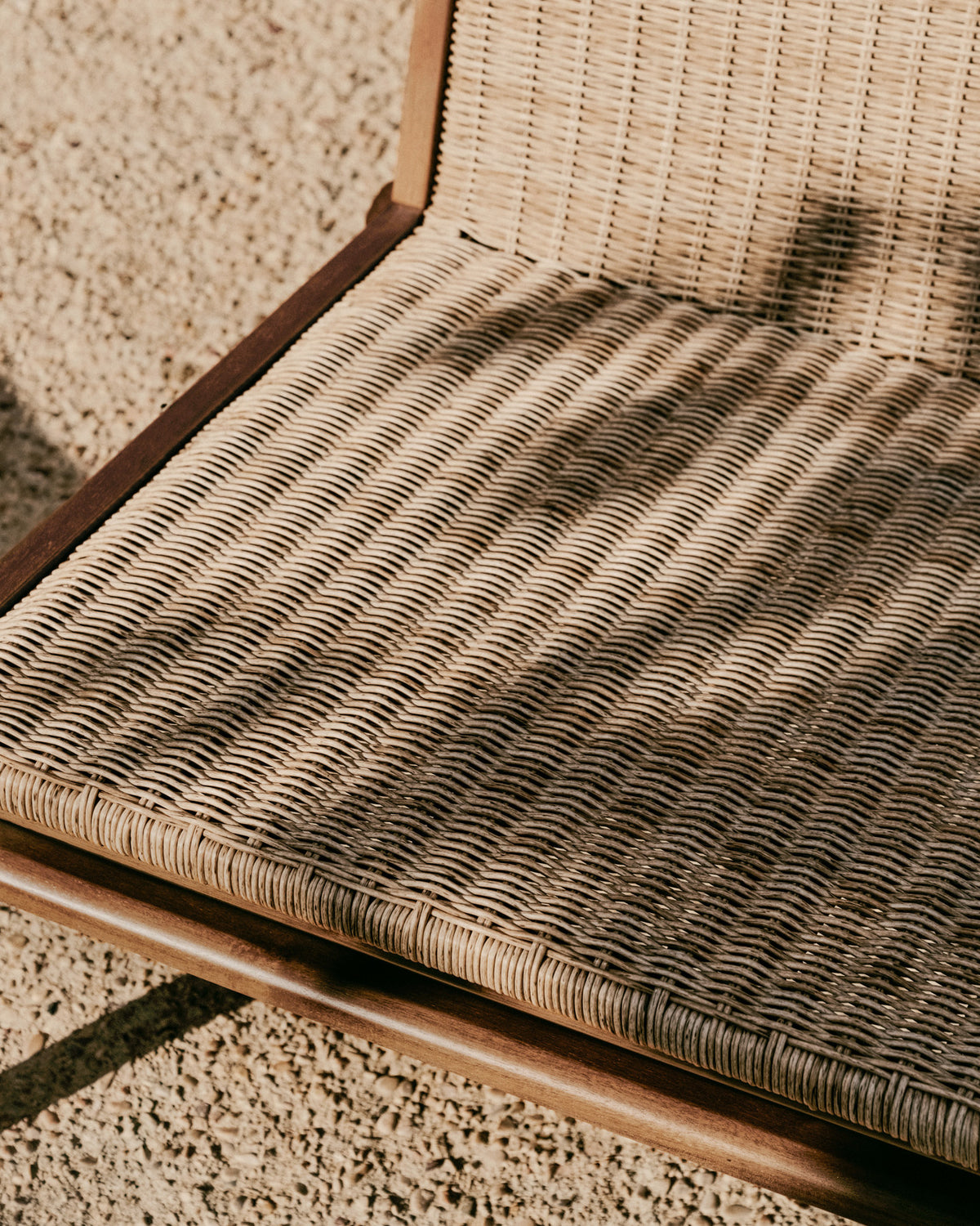 Sessel Itani aus massivem Teakholz und synthetischem Rattan FSC 100% in Braun, Natur, Beige präsentiert im Onlineshop von KAQTU Design AG. Outdoor-Sessel mit Armlehnen ist von Kave Home