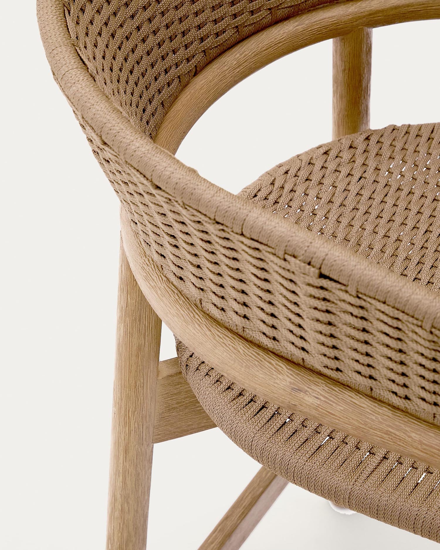 Hocker Arinella aus robustem Akazienholz mit natürlichem Finish und handgeflochtenem beigem Seil – ideal für stilvolle Terrassen und Gärten.