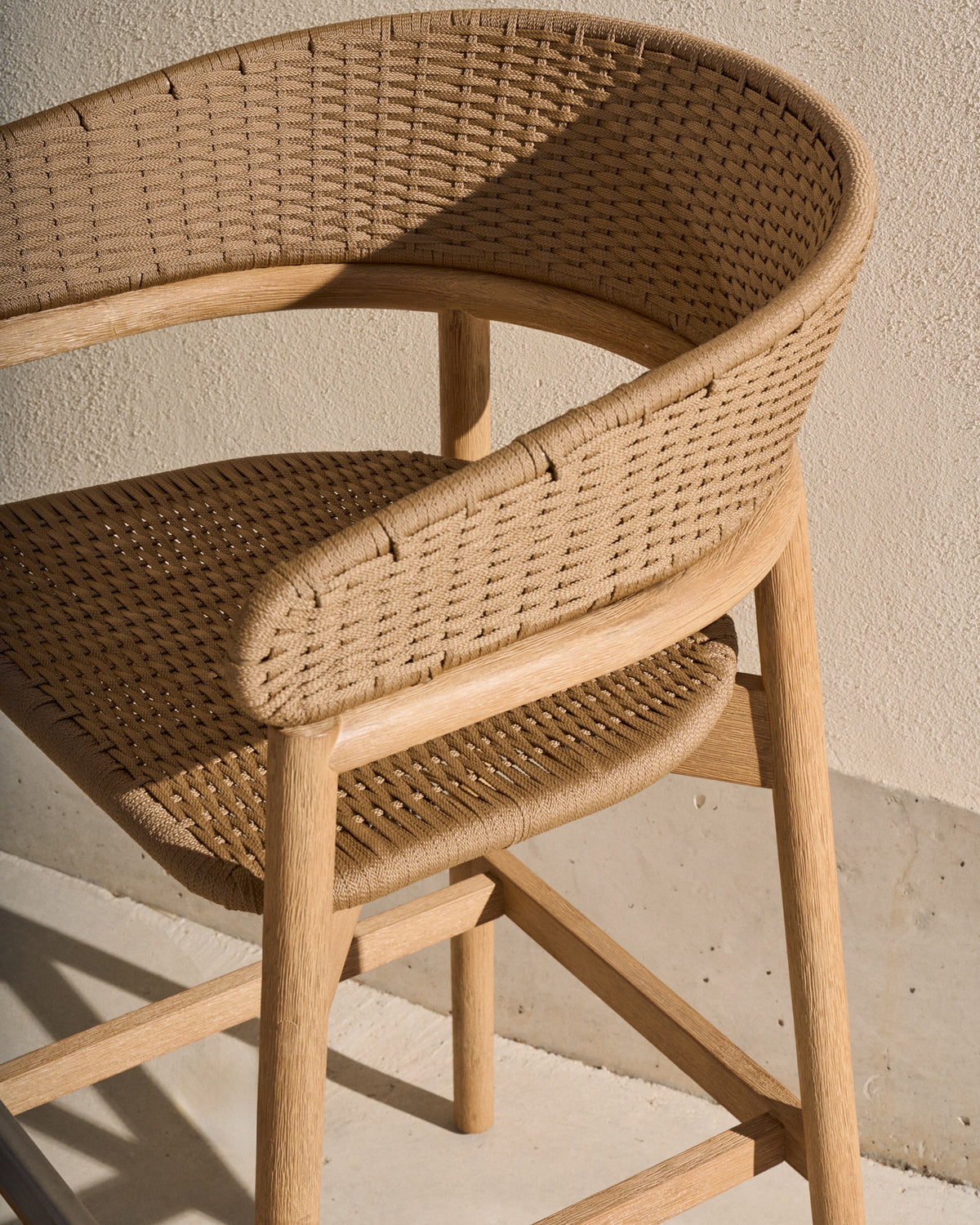 Hocker Arinella aus massivem Akazienholz mit Finish in natürlichem Farbton und beige Seil 75 cm FSC 100% in Natur, Braun, Beige präsentiert im Onlineshop von KAQTU Design AG. Hocker Outdoor ist von Kave Home