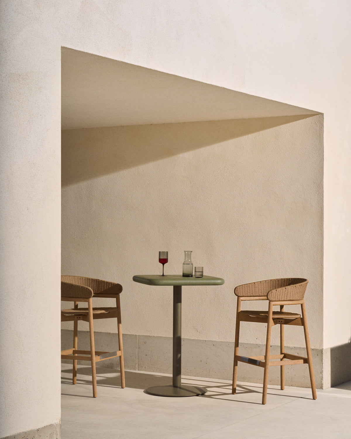 Hocker Arinella aus massivem Akazienholz mit Finish in natürlichem Farbton und beige Seil 75 cm FSC 100% in Natur, Braun, Beige präsentiert im Onlineshop von KAQTU Design AG. Hocker Outdoor ist von Kave Home
