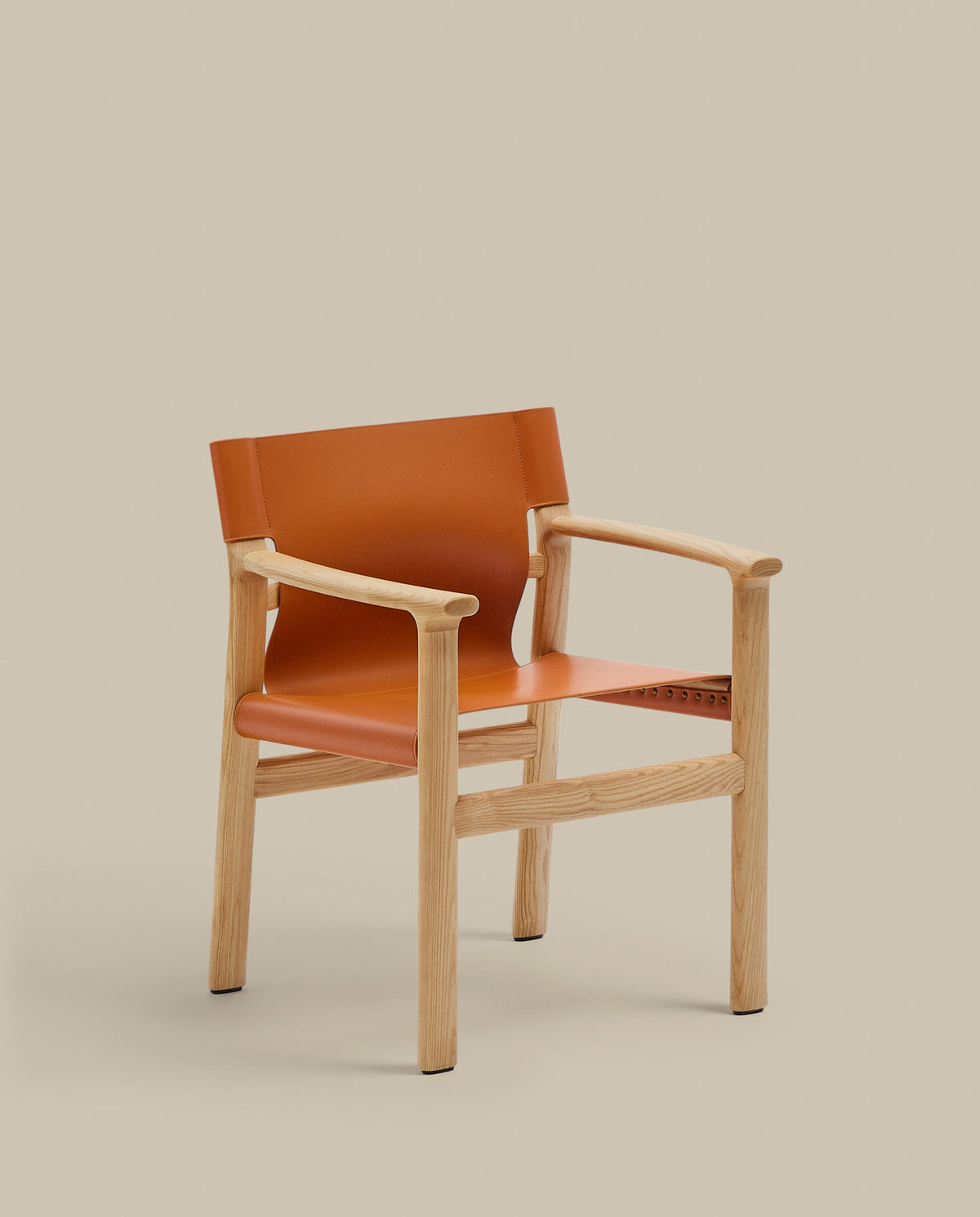 Stuhl Jan aus recycelten Lederfasern in Hellbraun und massivem Eschenholz FSC 100 % mit Finish in natürlichem Farbton in Orange präsentiert im Onlineshop von KAQTU Design AG. Stuhl ist von Kave Home