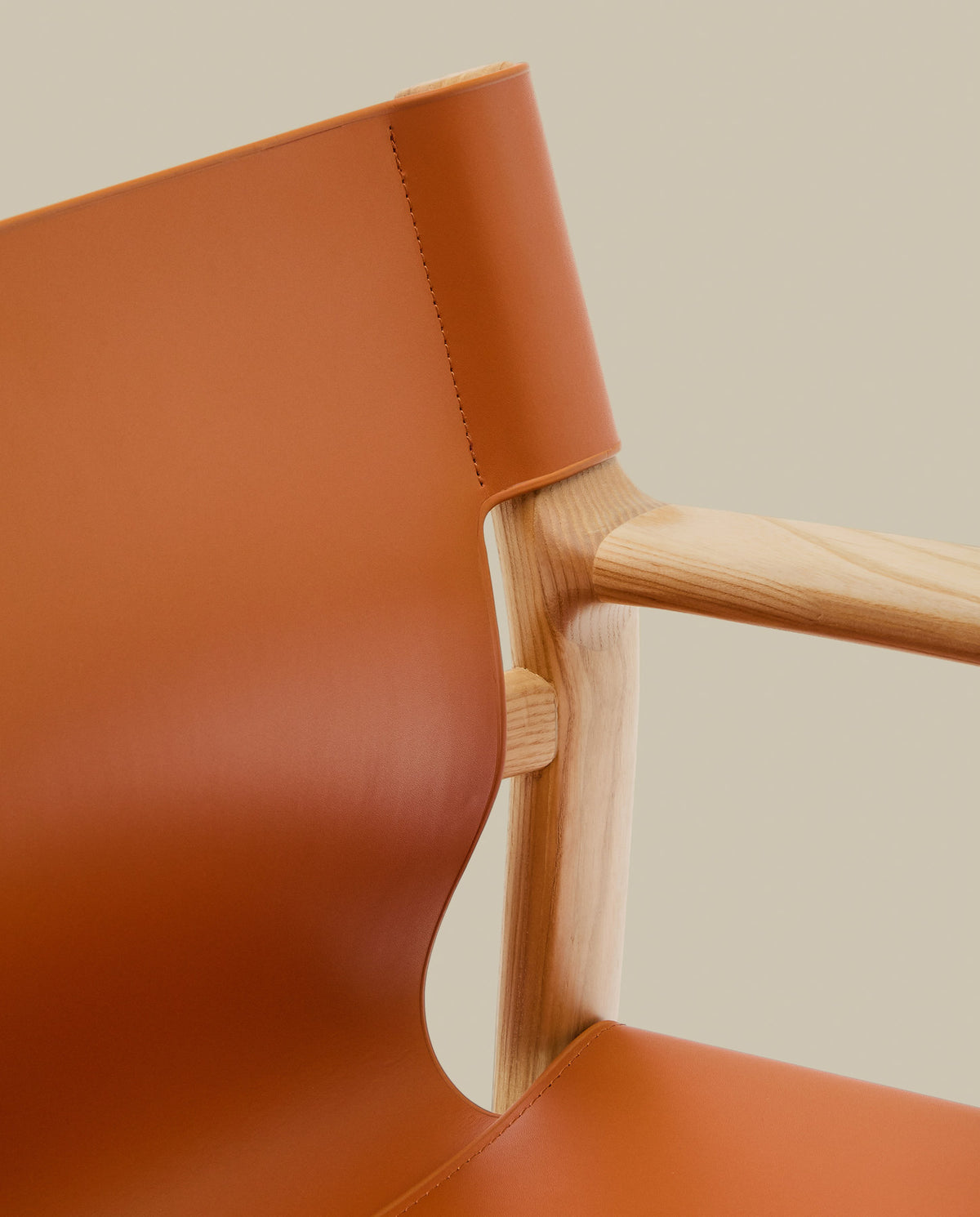 Stuhl Jan aus recycelten Lederfasern in Hellbraun und massivem Eschenholz FSC 100 % mit Finish in natürlichem Farbton in Orange präsentiert im Onlineshop von KAQTU Design AG. Stuhl ist von Kave Home