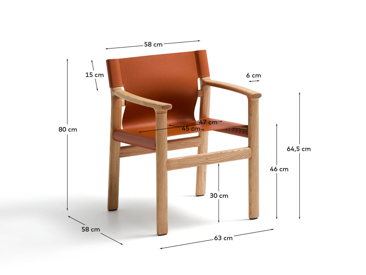 Stuhl Jan aus recycelten Lederfasern in Hellbraun und massivem Eschenholz FSC 100 % mit Finish in natürlichem Farbton in Orange präsentiert im Onlineshop von KAQTU Design AG. Stuhl ist von Kave Home