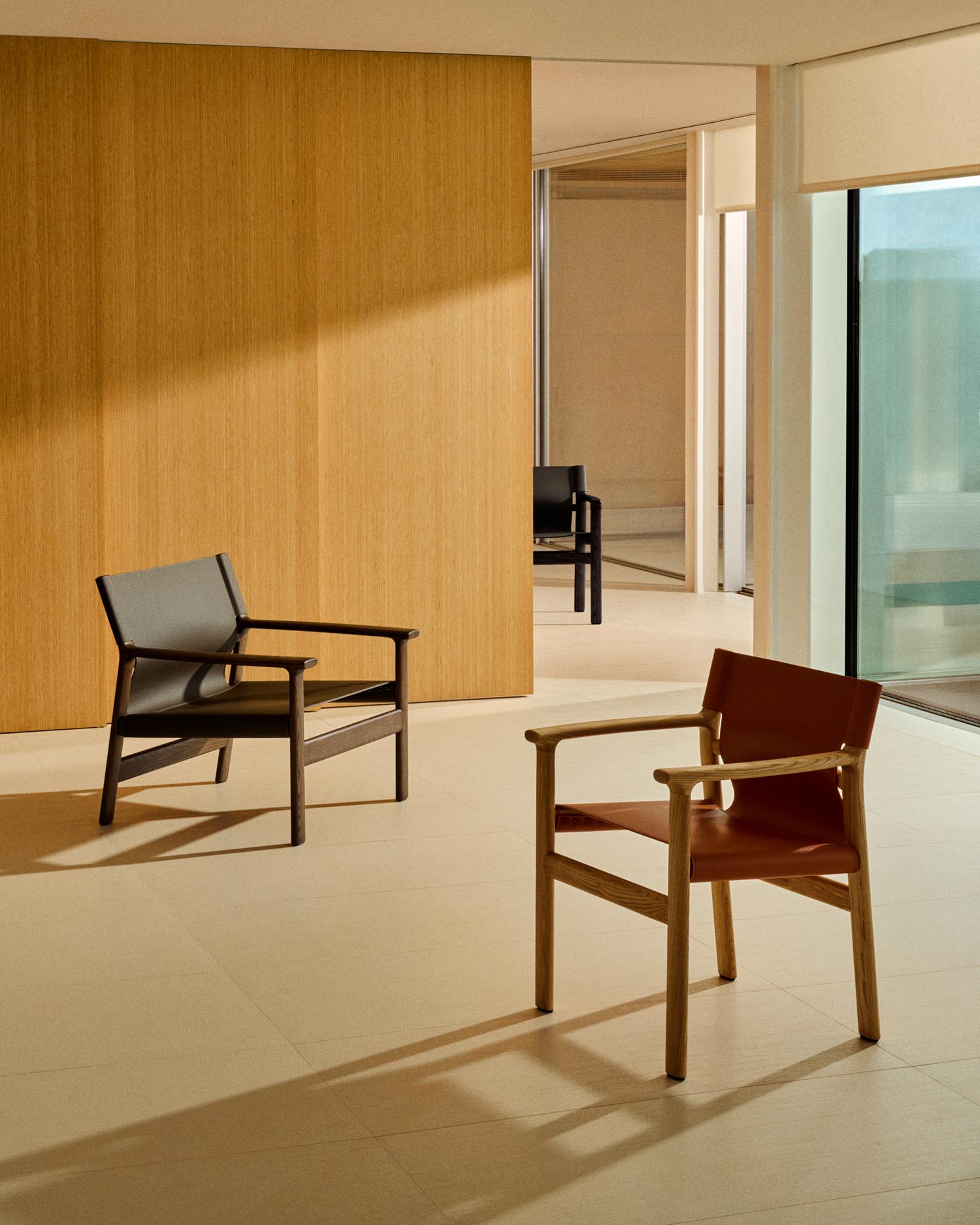 Entdecken Sie den Stuhl Jan von Kave Home: Elegantes Design aus recyceltem Leder und nachhaltigem Eschenholz, ideal für jedes Zuhause.