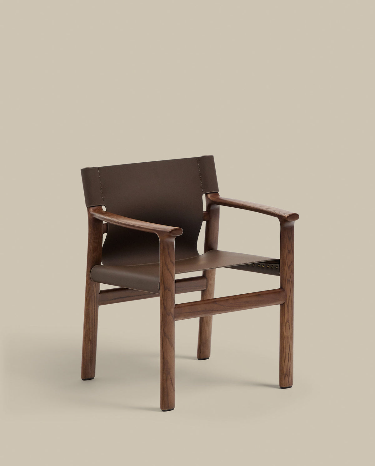 Stuhl Jan aus recycelten Lederfasern in Dunkelbraun und massivem Eschenholz FSC 100 % mit Nussbaum-Finish in Dunkelbraun präsentiert im Onlineshop von KAQTU Design AG. Stuhl ist von Kave Home