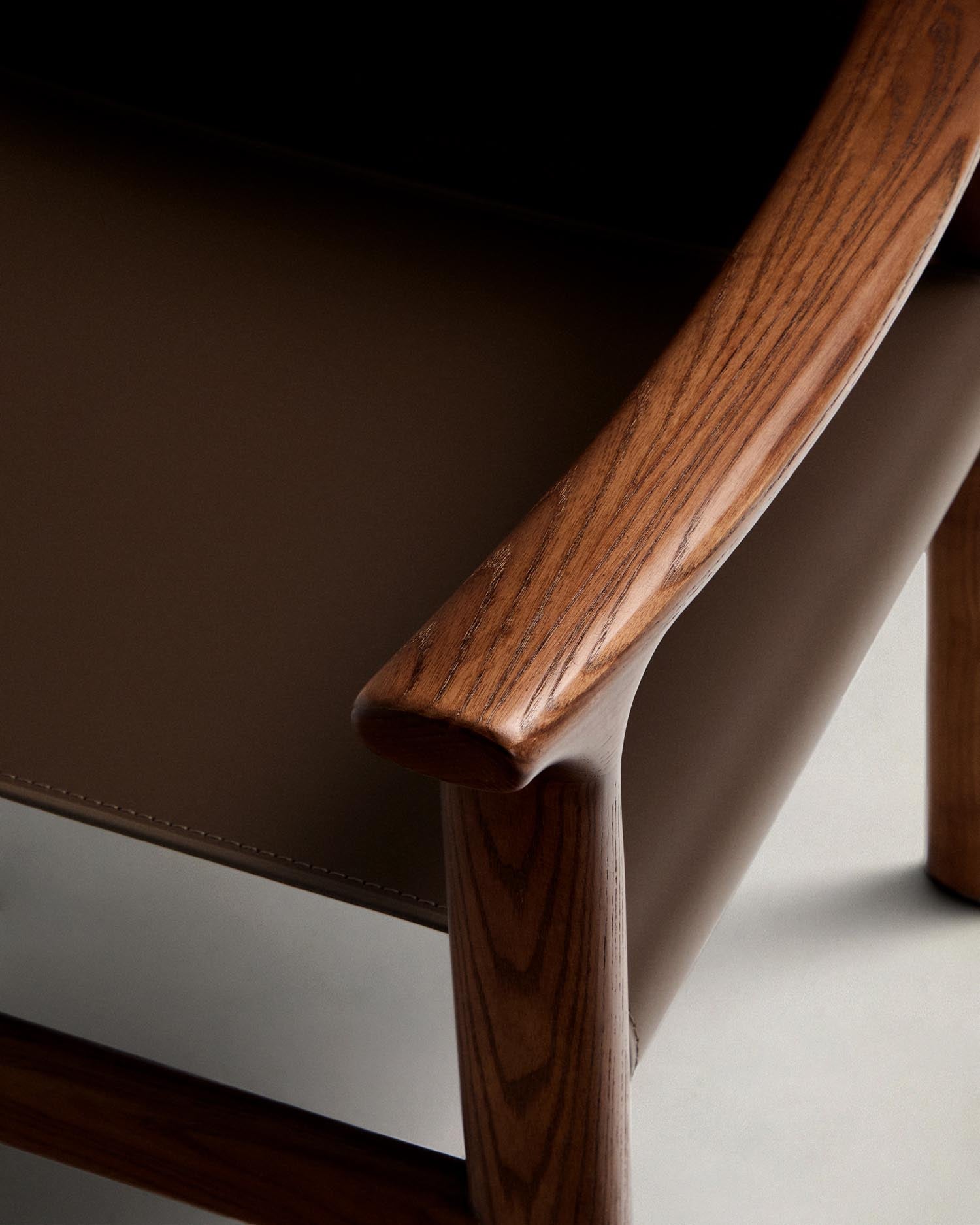 Erleben Sie den Stuhl Jan von Kave Home: Ein eleganter Stuhl aus recyceltem Leder und nachhaltigem Eschenholz, der Komfort und zeitloses Design vereint.