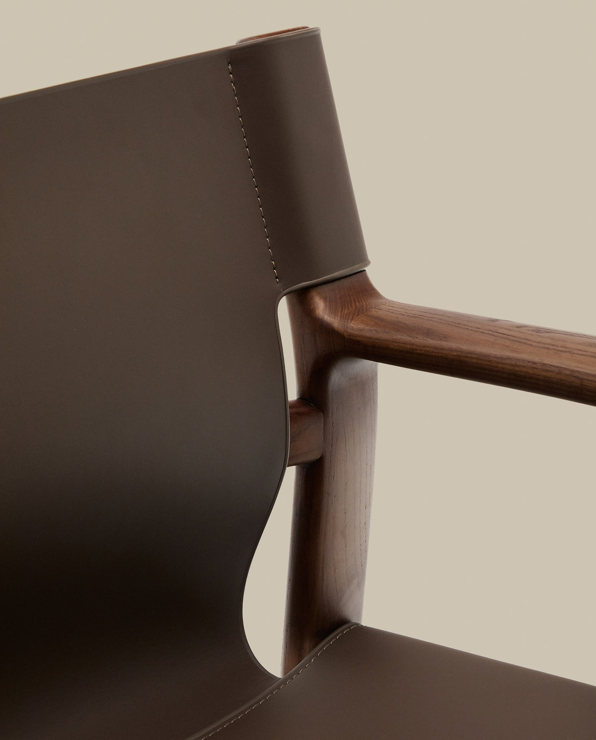 Stuhl Jan aus recycelten Lederfasern in Dunkelbraun und massivem Eschenholz FSC 100 % mit Nussbaum-Finish in Dunkelbraun präsentiert im Onlineshop von KAQTU Design AG. Stuhl ist von Kave Home