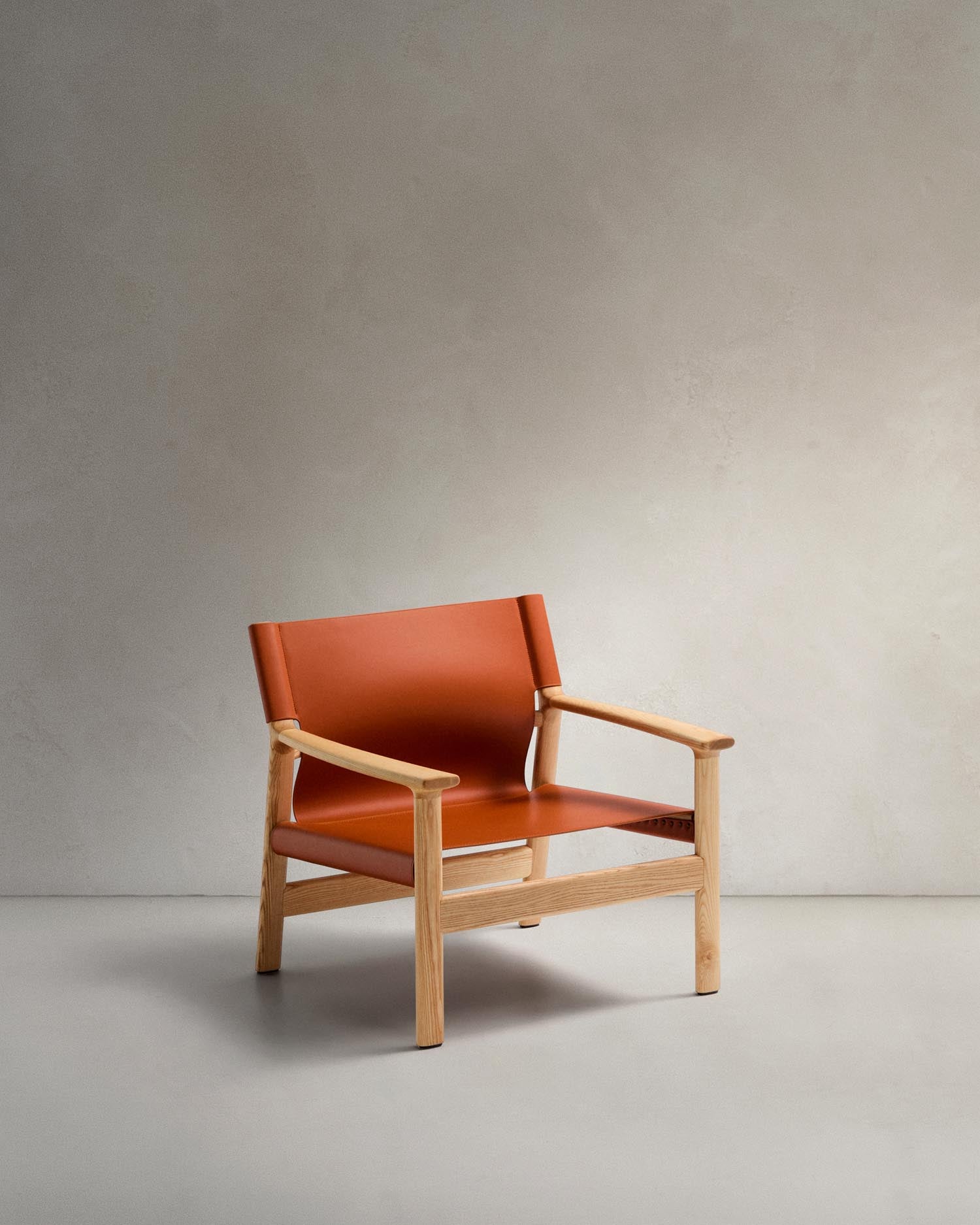 Sessel Jan aus recycelten Lederfasern in Hellbraun und massivem Eschenholz FSC 100 % mit Finish in natürlichem Farbton in Orange präsentiert im Onlineshop von KAQTU Design AG. Sessel ist von Kave Home
