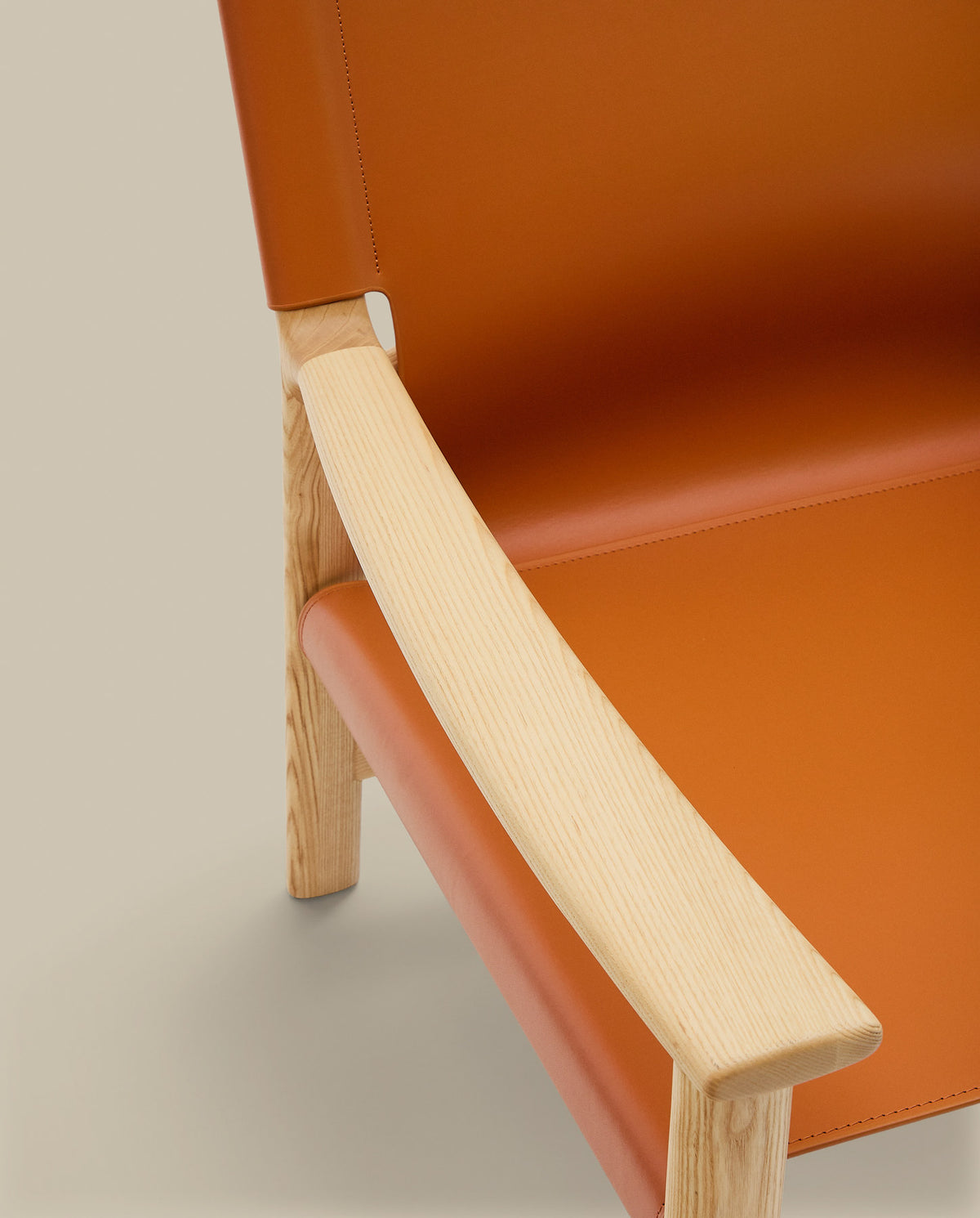 Sessel Jan aus recycelten Lederfasern in Hellbraun und massivem Eschenholz FSC 100 % mit Finish in natürlichem Farbton in Orange präsentiert im Onlineshop von KAQTU Design AG. Sessel ist von Kave Home