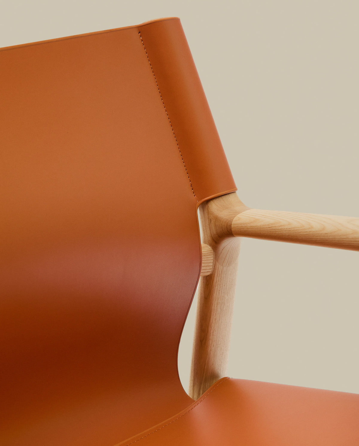 Sessel Jan aus recycelten Lederfasern in Hellbraun und massivem Eschenholz FSC 100 % mit Finish in natürlichem Farbton in Orange präsentiert im Onlineshop von KAQTU Design AG. Sessel ist von Kave Home