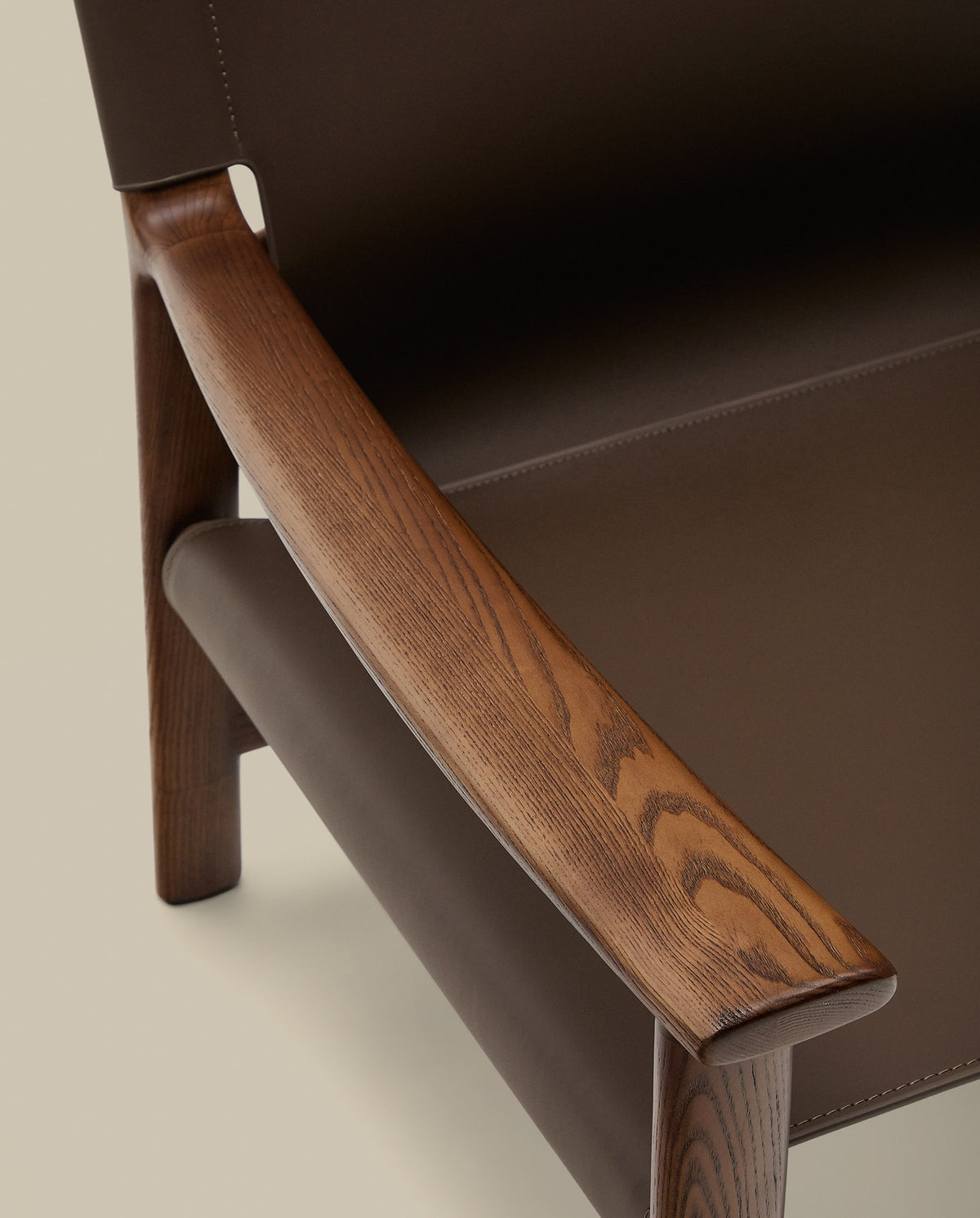 Sessel Jan aus recycelten Lederfasern in Dunkelbraun und massivem Eschenholz FSC 100 % mit Nussbaum-Finish in Dunkelbraun präsentiert im Onlineshop von KAQTU Design AG. Sessel ist von Kave Home