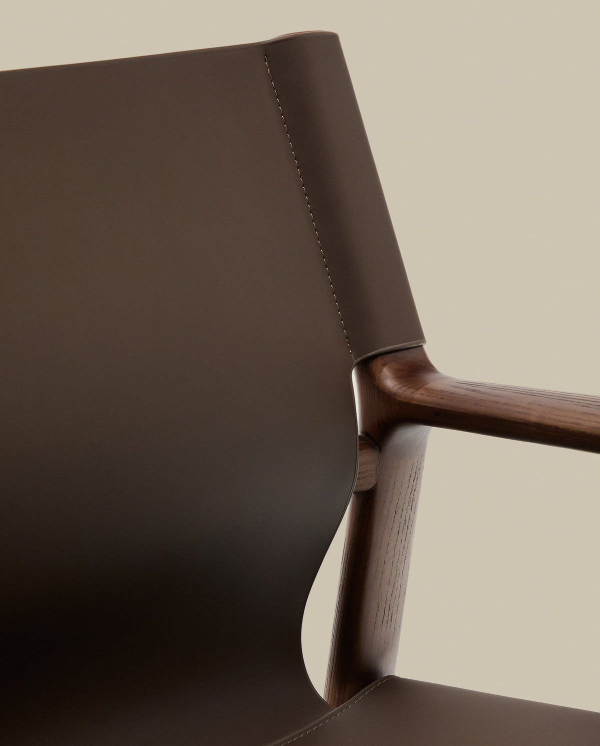 Sessel Jan aus recycelten Lederfasern in Dunkelbraun und massivem Eschenholz FSC 100 % mit Nussbaum-Finish in Dunkelbraun präsentiert im Onlineshop von KAQTU Design AG. Sessel ist von Kave Home