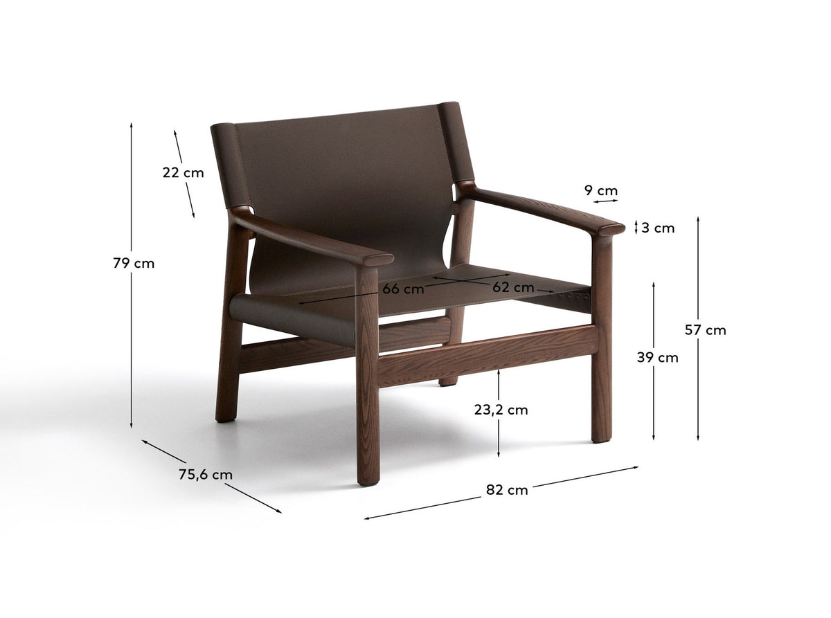 Sessel Jan aus recycelten Lederfasern in Dunkelbraun und massivem Eschenholz FSC 100 % mit Nussbaum-Finish in Dunkelbraun präsentiert im Onlineshop von KAQTU Design AG. Sessel ist von Kave Home