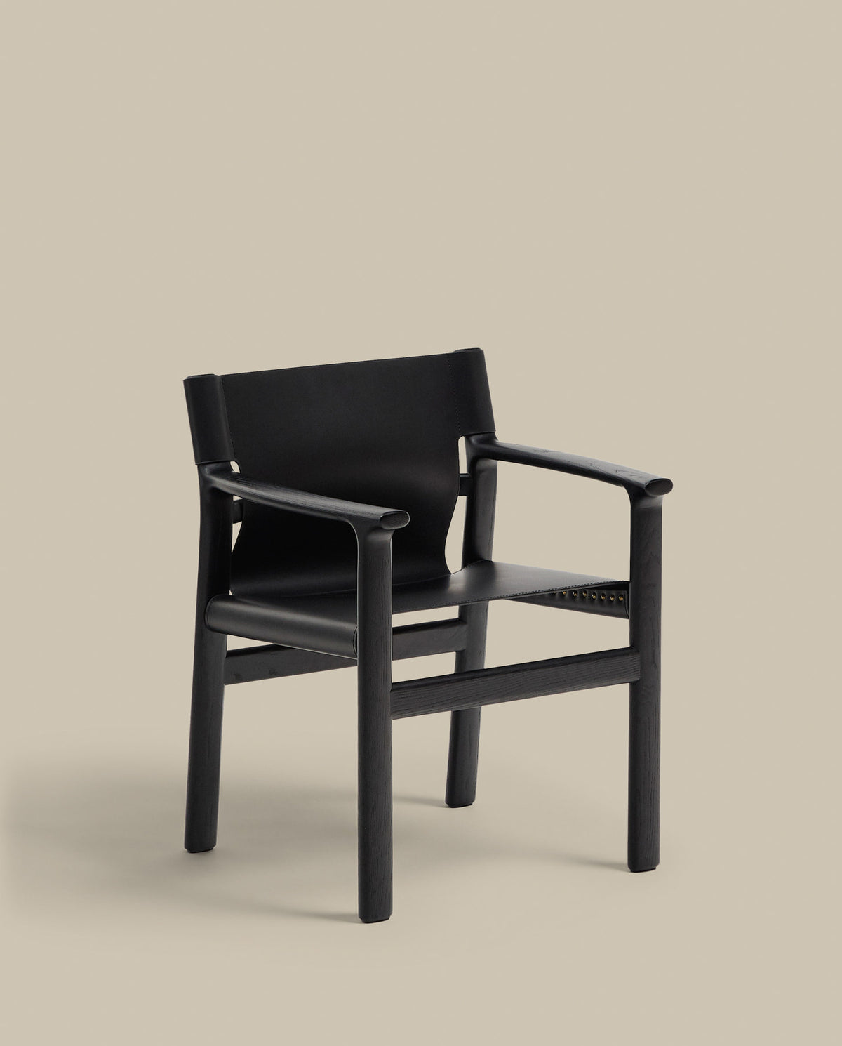 Stuhl Jan aus recycelten Lederfasern in Schwarz und massivem Eschenholz FSC 100 % mit schwarzem Finish in Schwarz präsentiert im Onlineshop von KAQTU Design AG. Stuhl ist von Kave Home