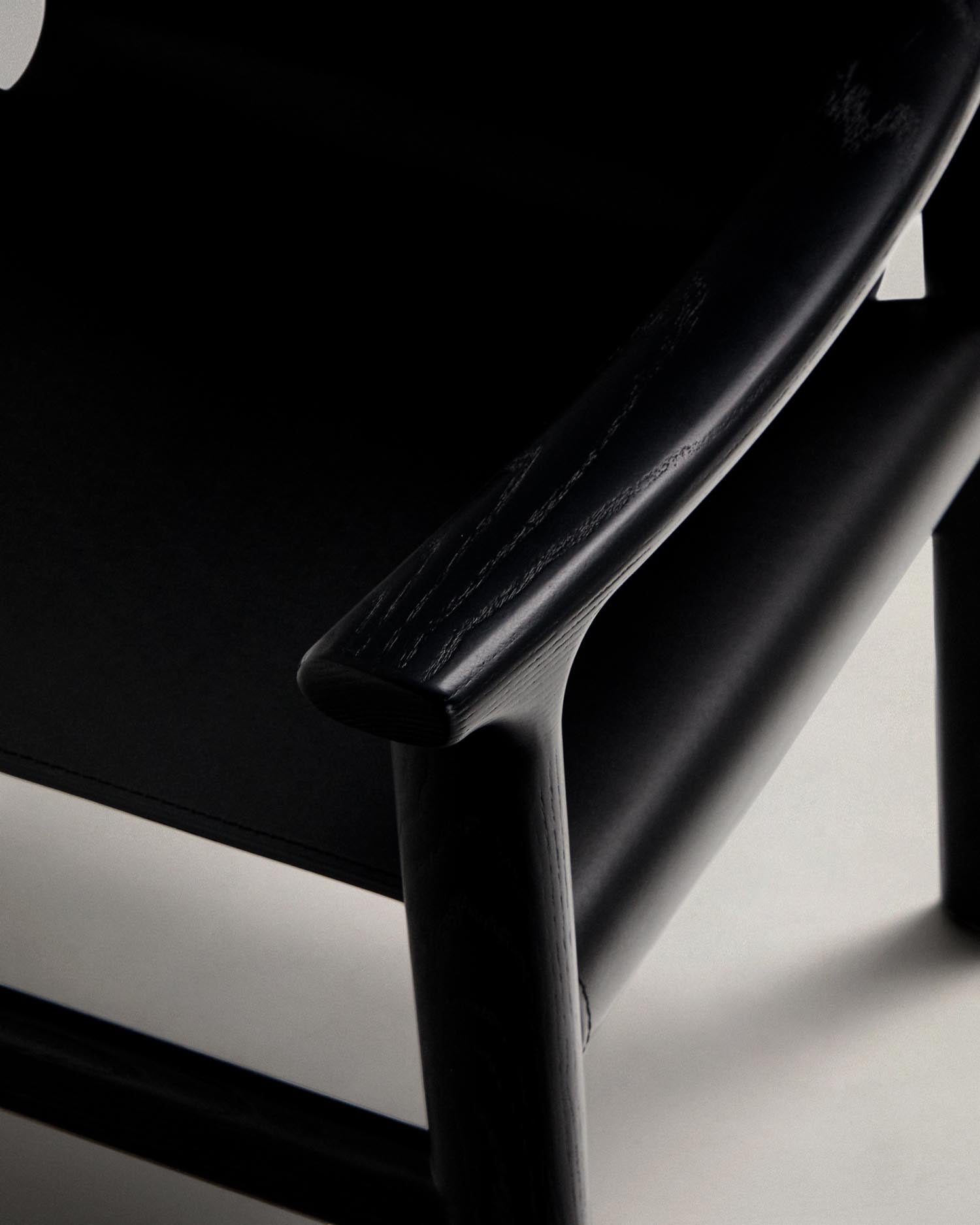 Entdecken Sie den Stuhl Jan von Kave Home: Ein eleganter Stuhl aus recyceltem Leder und nachhaltigem Eschenholz, der Komfort und Stil vereint.