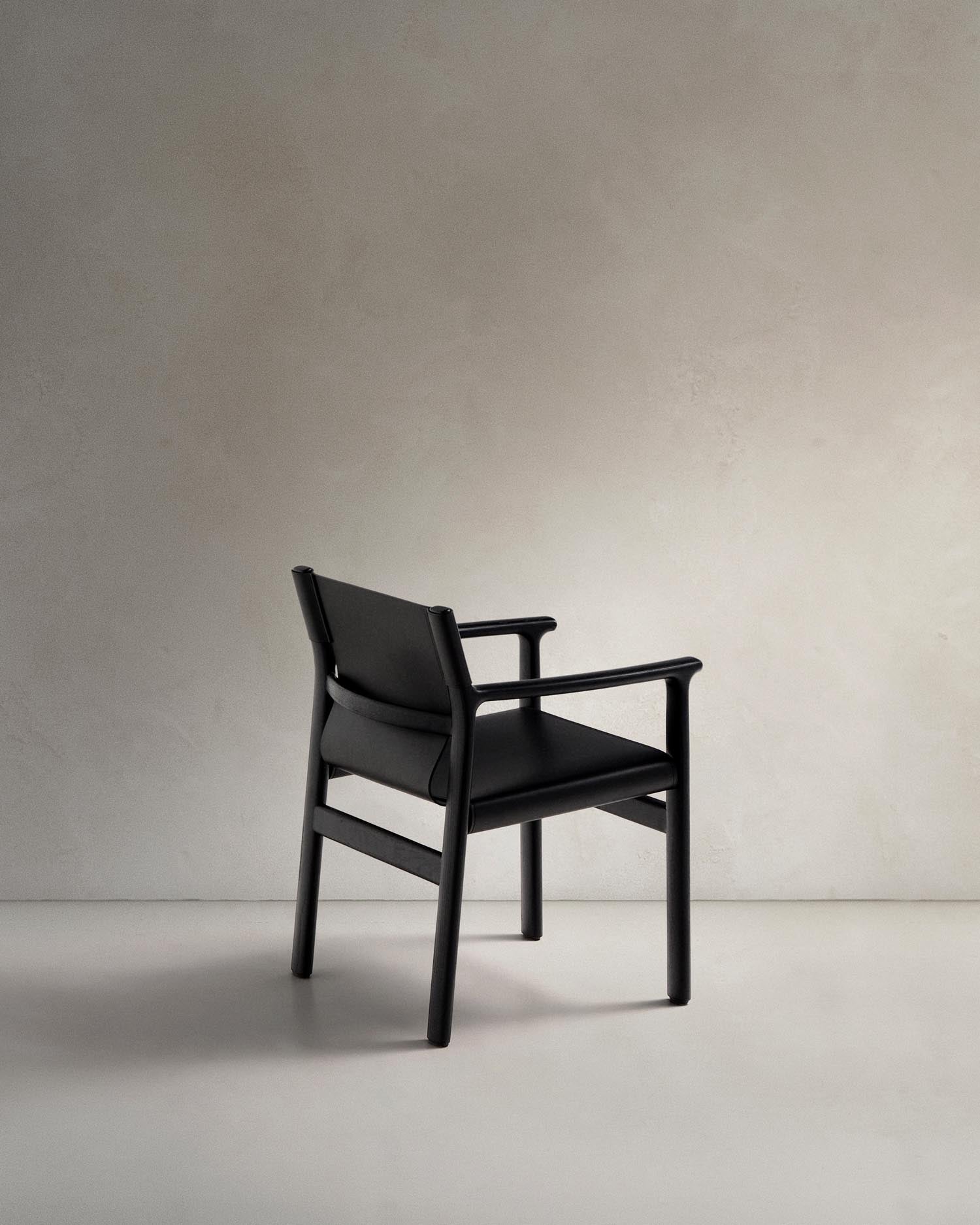 Entdecken Sie den Stuhl Jan von Kave Home: Ein eleganter Stuhl aus recyceltem Leder und nachhaltigem Eschenholz, der Komfort und Stil vereint.