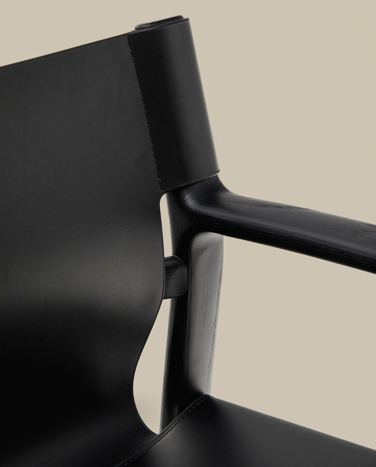 Stuhl Jan aus recycelten Lederfasern in Schwarz und massivem Eschenholz FSC 100 % mit schwarzem Finish in Schwarz präsentiert im Onlineshop von KAQTU Design AG. Stuhl ist von Kave Home