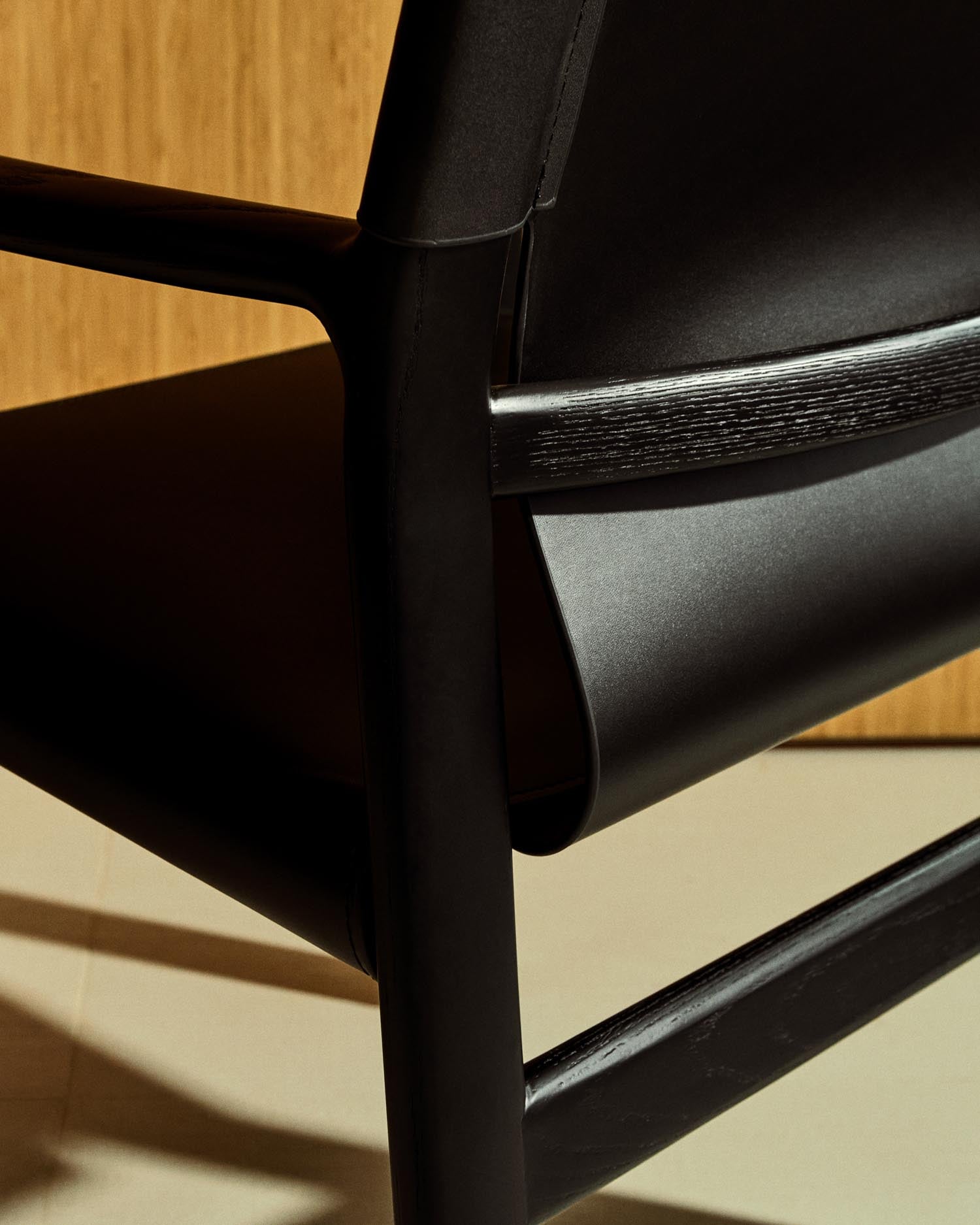 Erleben Sie den Stuhl Jan von Kave Home: Ein stilvolles Möbelstück aus recyceltem Leder und FSC-zertifiziertem Eschenholz, das Eleganz und Nachhaltigkeit vereint.