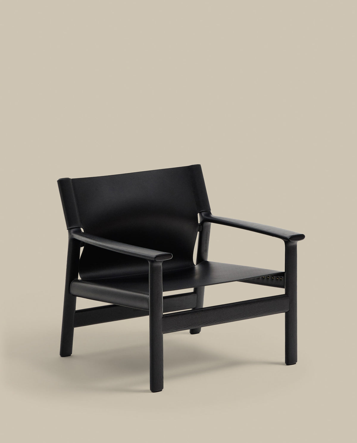 Sessel Jan aus recycelten Lederfasern in Schwarz und massivem Eschenholz FSC 100 % mit schwarzem Finish in Schwarz präsentiert im Onlineshop von KAQTU Design AG. Sessel ist von Kave Home