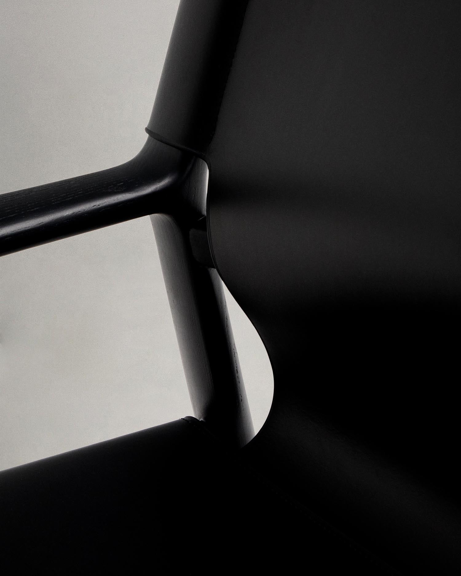 Erleben Sie den Sessel Jan von Kave Home: Ein stilvolles Möbelstück aus recyceltem Leder und nachhaltigem Eschenholz, das Komfort und Eleganz vereint.