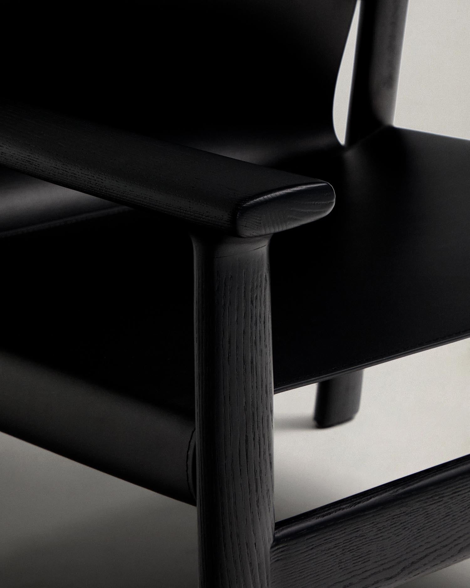 Entdecken Sie den Sessel Jan von Kave Home: Ein eleganter Sessel aus recyceltem Leder und FSC-zertifiziertem Eschenholz, der zeitlose Schönheit und Komfort bietet.