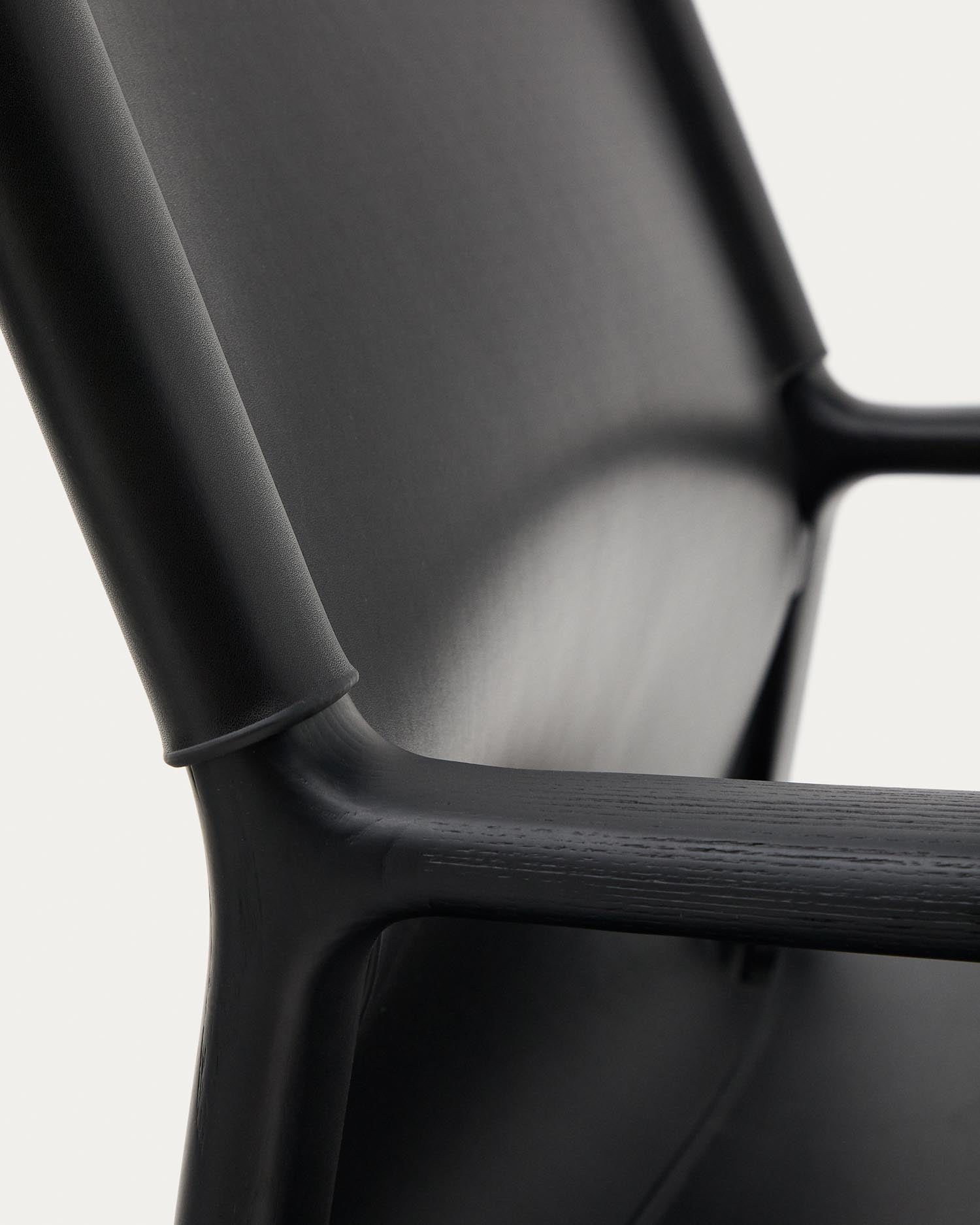 Erleben Sie den Sessel Jan von Kave Home: Ein stilvoller Sessel aus nachhaltigem Eschenholz und recyceltem Leder, der Eleganz und Komfort vereint.