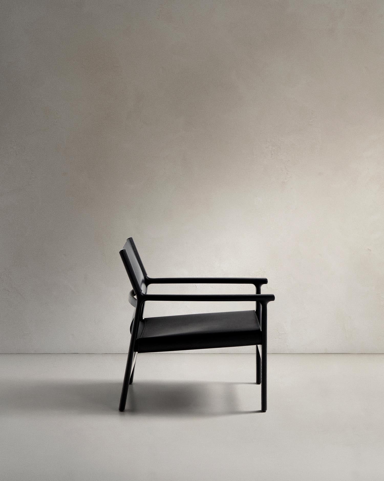 Erleben Sie den Sessel Jan von Kave Home: Ein stilvolles Design aus recyceltem Leder und nachhaltigem Eschenholz, das Komfort und Eleganz vereint.