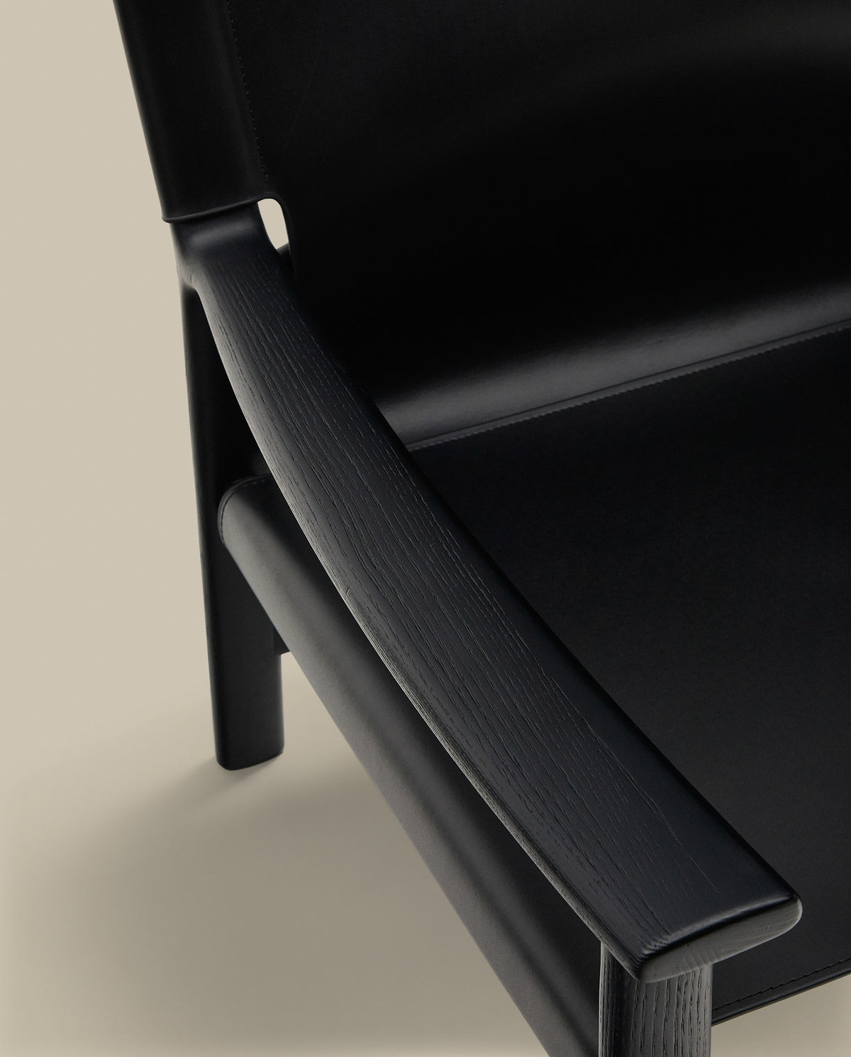 Sessel Jan aus recycelten Lederfasern in Schwarz und massivem Eschenholz FSC 100 % mit schwarzem Finish in Schwarz präsentiert im Onlineshop von KAQTU Design AG. Sessel ist von Kave Home