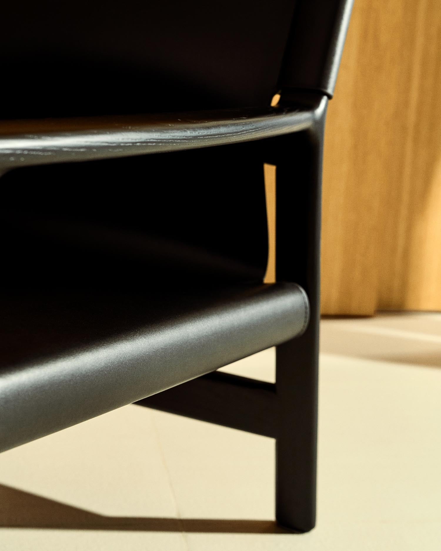 Erleben Sie den Sessel Jan von Kave Home: Nachhaltig aus recyceltem Leder und FSC-zertifiziertem Eschenholz, vereint er Komfort und zeitloses Design.