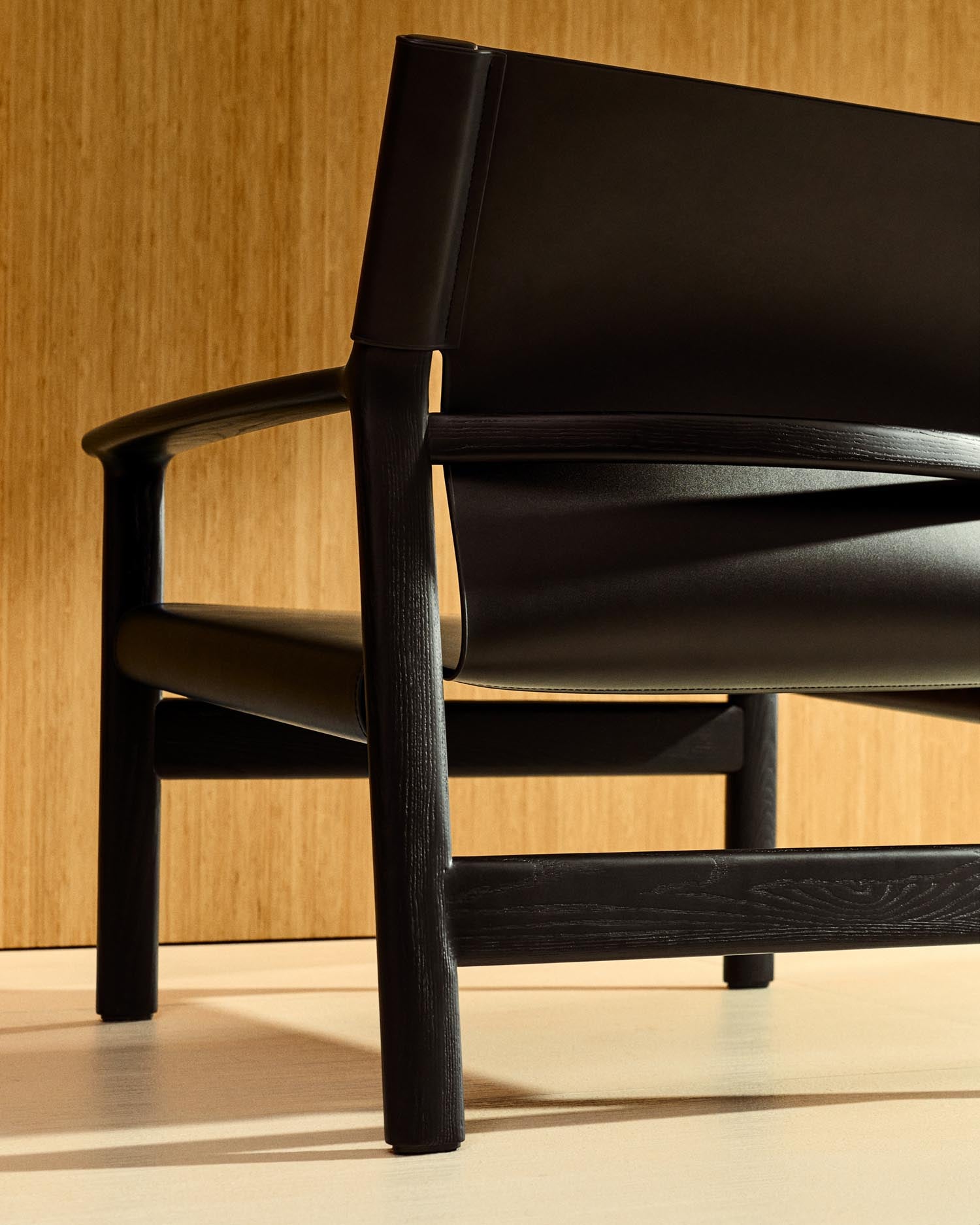 Entdecken Sie den Sessel Jan von Kave Home: Ein elegantes Möbelstück aus recyceltem Leder und FSC-zertifiziertem Eschenholz, das Stil und Nachhaltigkeit vereint.