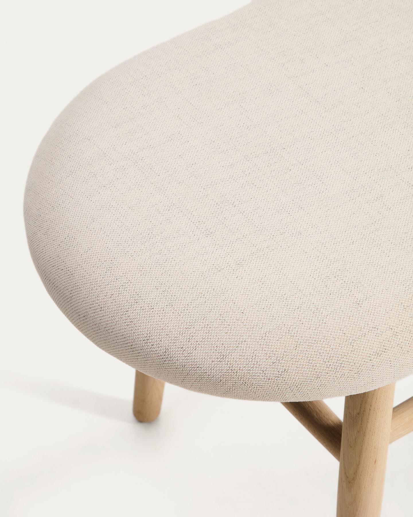 Bank Helda in beiger Chenille und massivem Eichenholz, FSC Mix Credit, 122 cm in Beige präsentiert im Onlineshop von KAQTU Design AG. Sitzbank ist von Kave Home