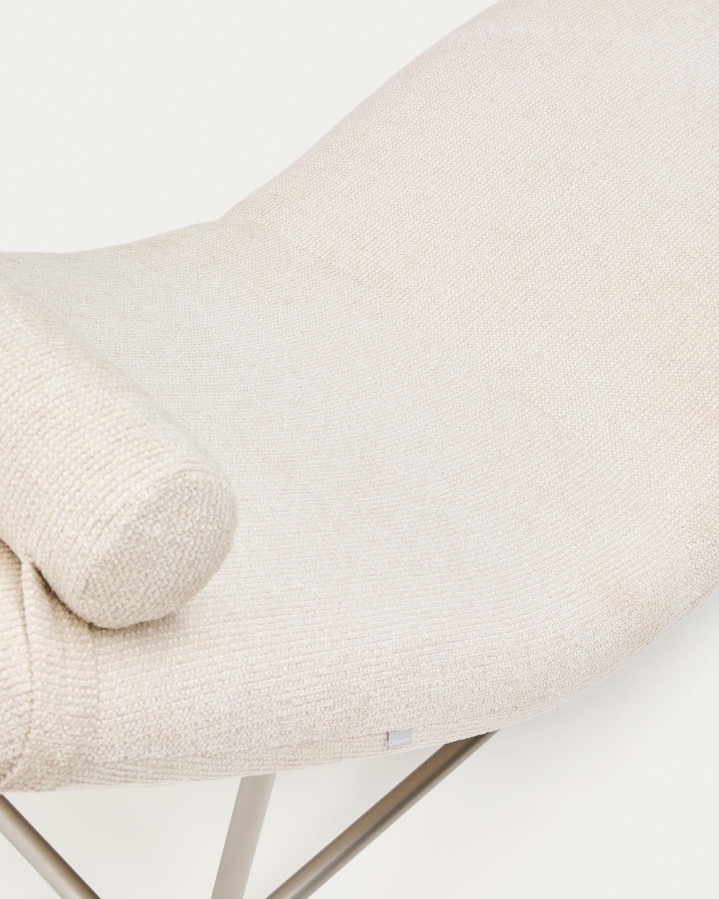 Divan Osla aus beigefarbener Chenille mit Beinen aus gebürstetem Edelstahl 175 cm in Beige präsentiert im Onlineshop von KAQTU Design AG. Tagesbett ist von Kave Home