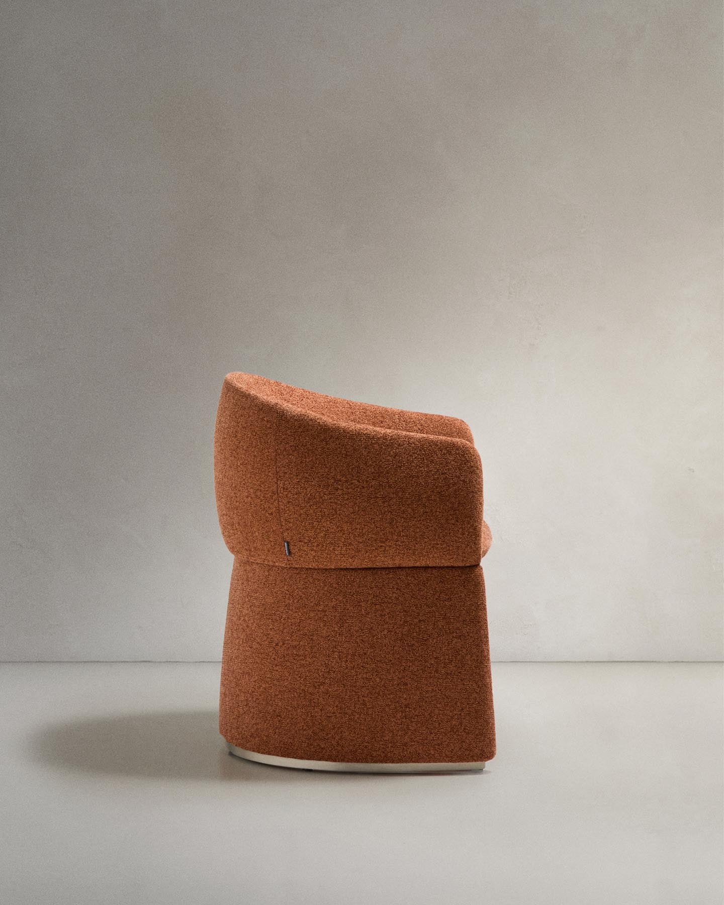 Stuhl Bosca mit terrakottafarbener Chenille in Terrakotta präsentiert im Onlineshop von KAQTU Design AG. Stuhl mit Armlehne ist von Kave Home