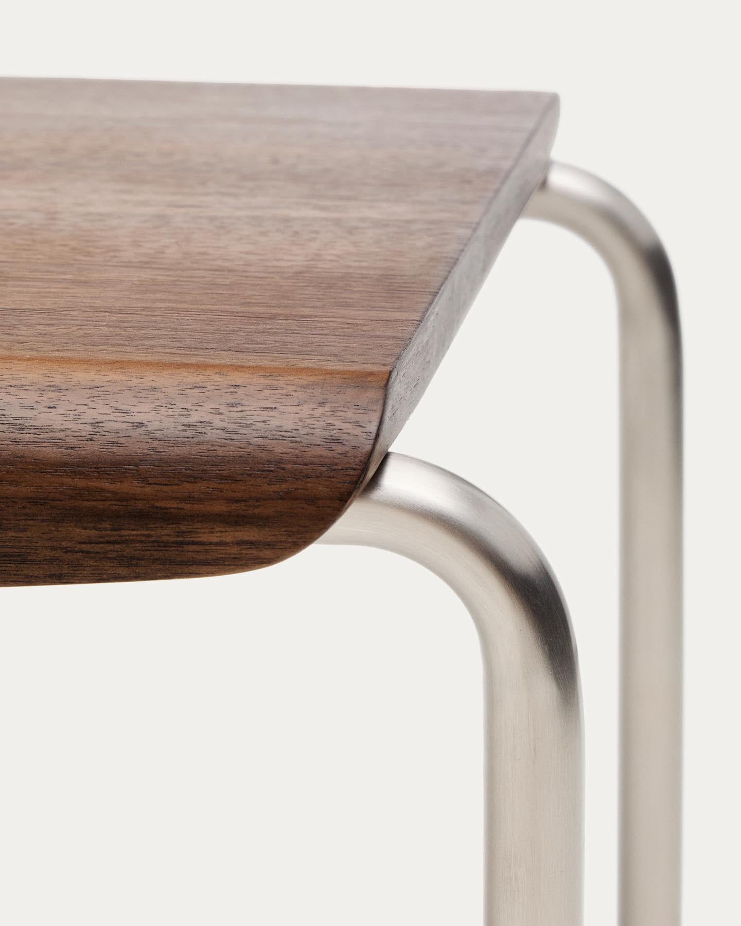 Bank Tarsel aus Nussbaumfurnier mit Gestell aus gebürstetem Edelstahl 142 cm in Dunkelbraun präsentiert im Onlineshop von KAQTU Design AG. Sitzbank ist von Kave Home