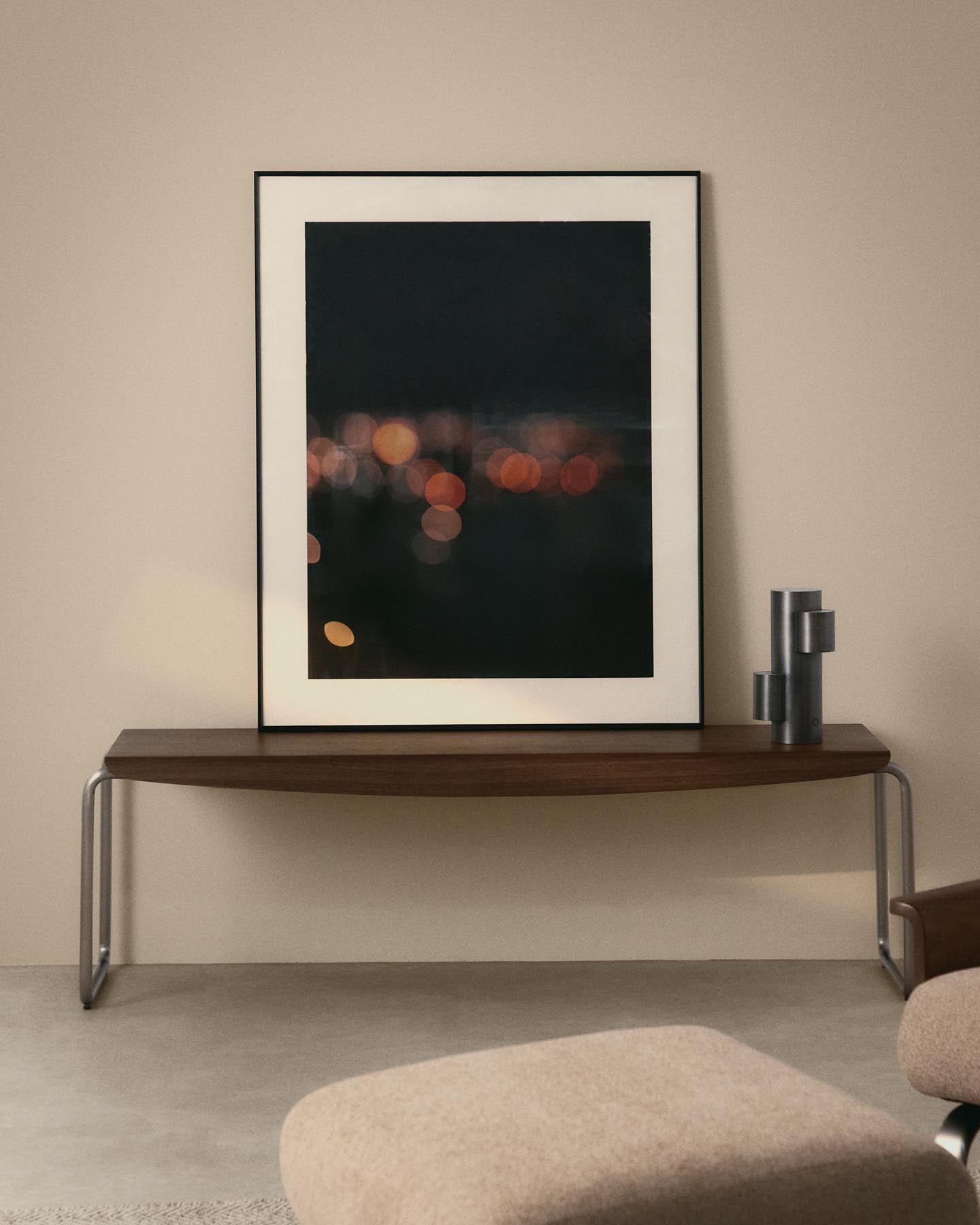 Bank Tarsel aus Nussbaumfurnier mit Gestell aus gebürstetem Edelstahl 142 cm in Dunkelbraun präsentiert im Onlineshop von KAQTU Design AG. Sitzbank ist von Kave Home