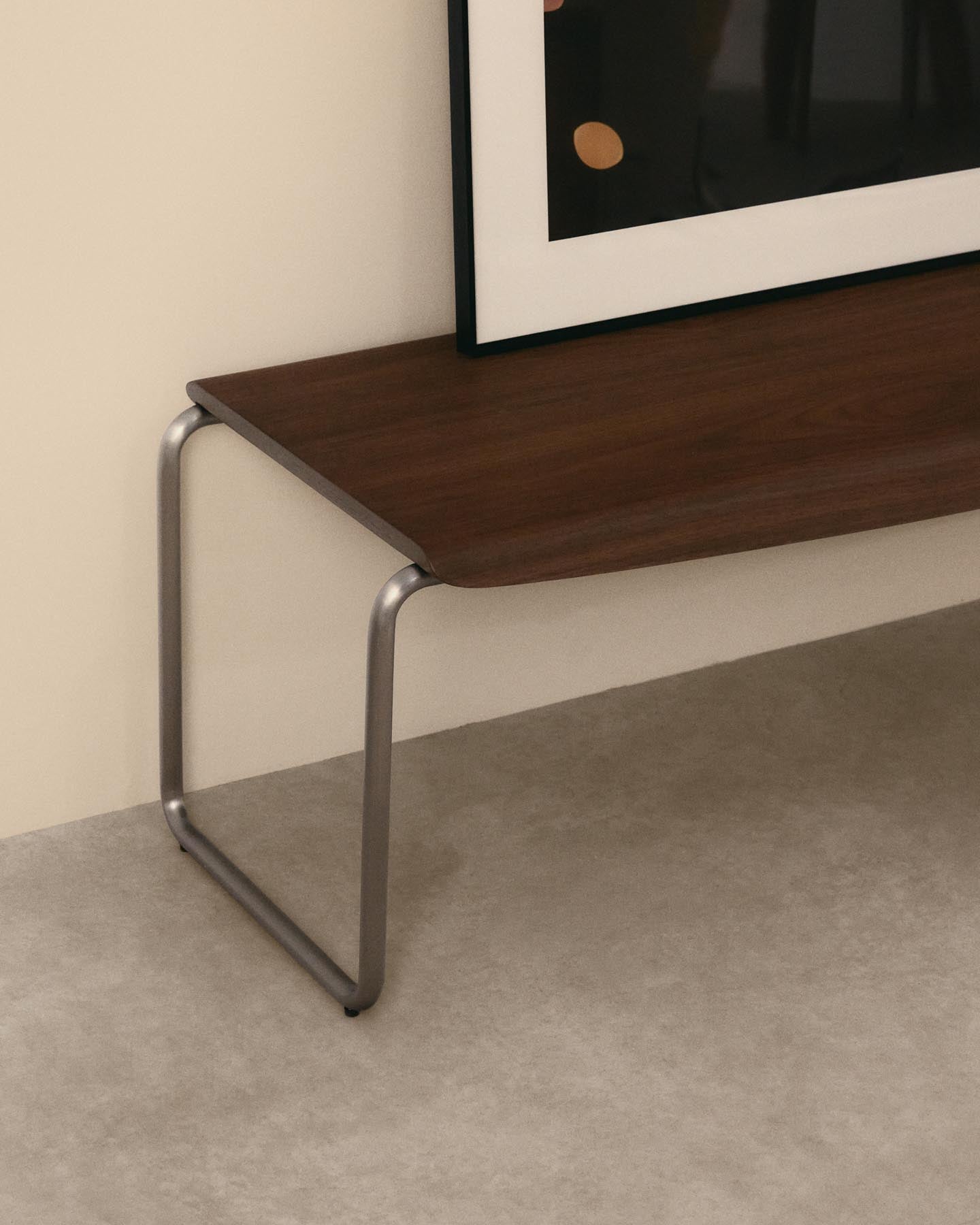 Bank Tarsel aus Nussbaumfurnier mit Gestell aus gebürstetem Edelstahl 142 cm in Dunkelbraun präsentiert im Onlineshop von KAQTU Design AG. Sitzbank ist von Kave Home