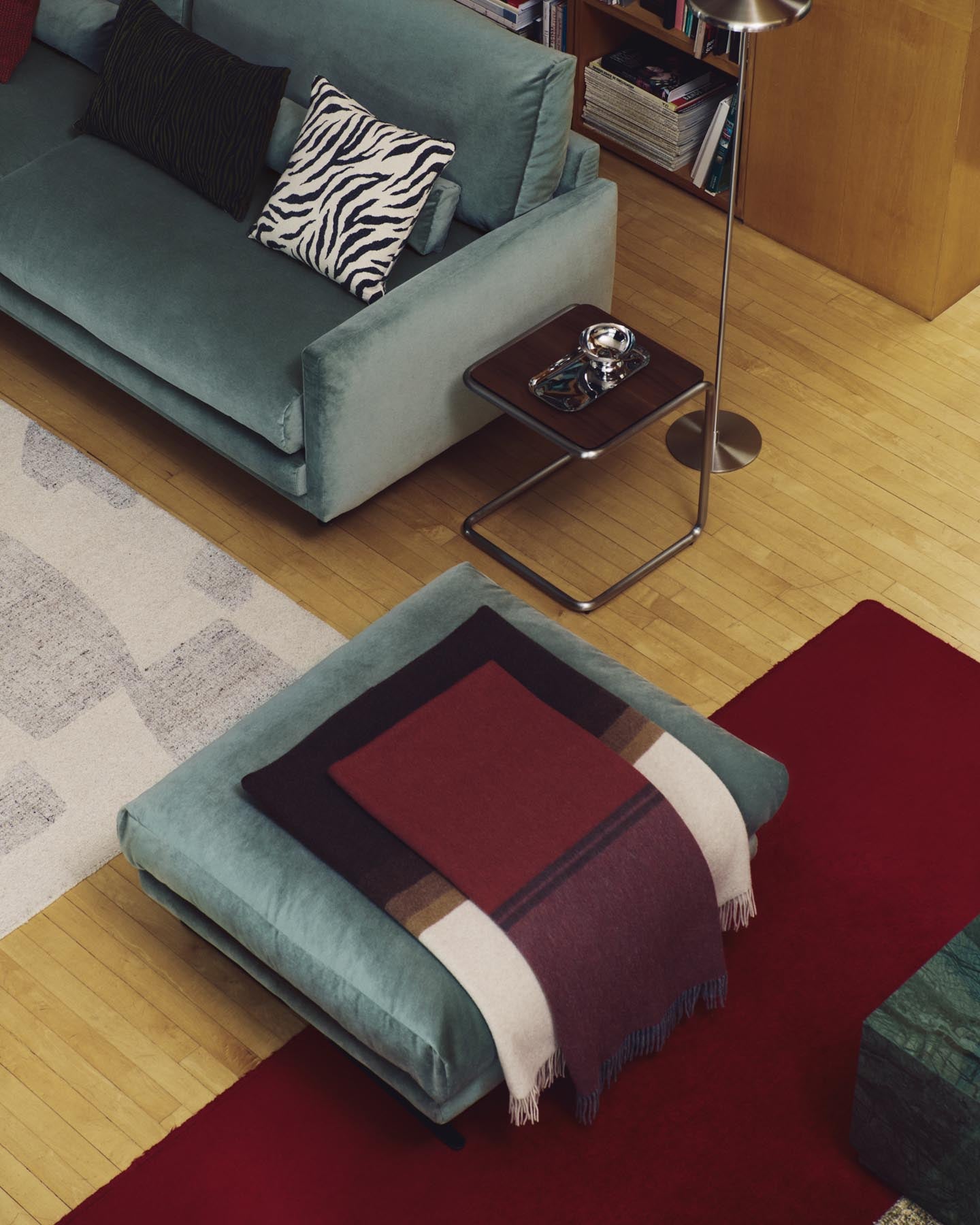 Beistelltisch Tarsel aus Nussbaumfurnier mit Gestell aus gebürstetem Edelstahl 42 x 47 cm in Dunkelbraun präsentiert im Onlineshop von KAQTU Design AG. Beistelltisch ist von Kave Home