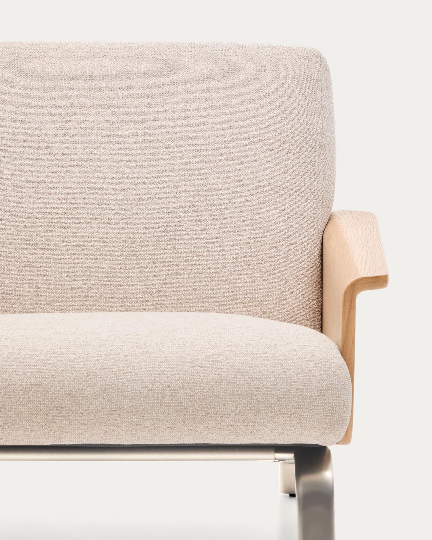 Sessel Amsen in Beige aus Eichensperrholz mit Beinen aus em gebürsteten Edelstahl in Beige präsentiert im Onlineshop von KAQTU Design AG. Sessel ist von Kave Home