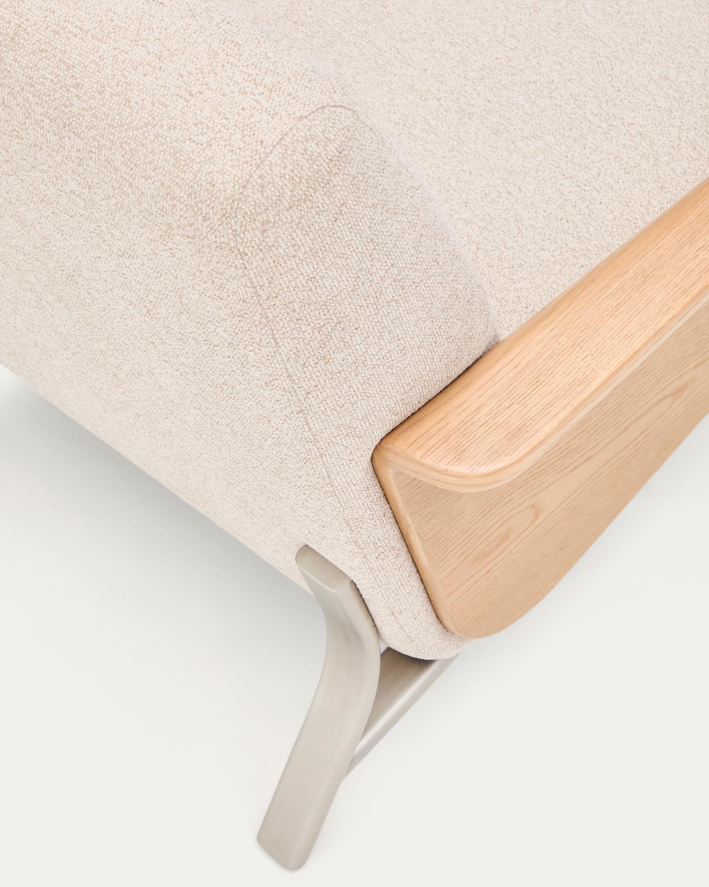 Sessel Amsen in Beige aus Eichensperrholz mit Beinen aus em gebürsteten Edelstahl in Beige präsentiert im Onlineshop von KAQTU Design AG. Sessel ist von Kave Home