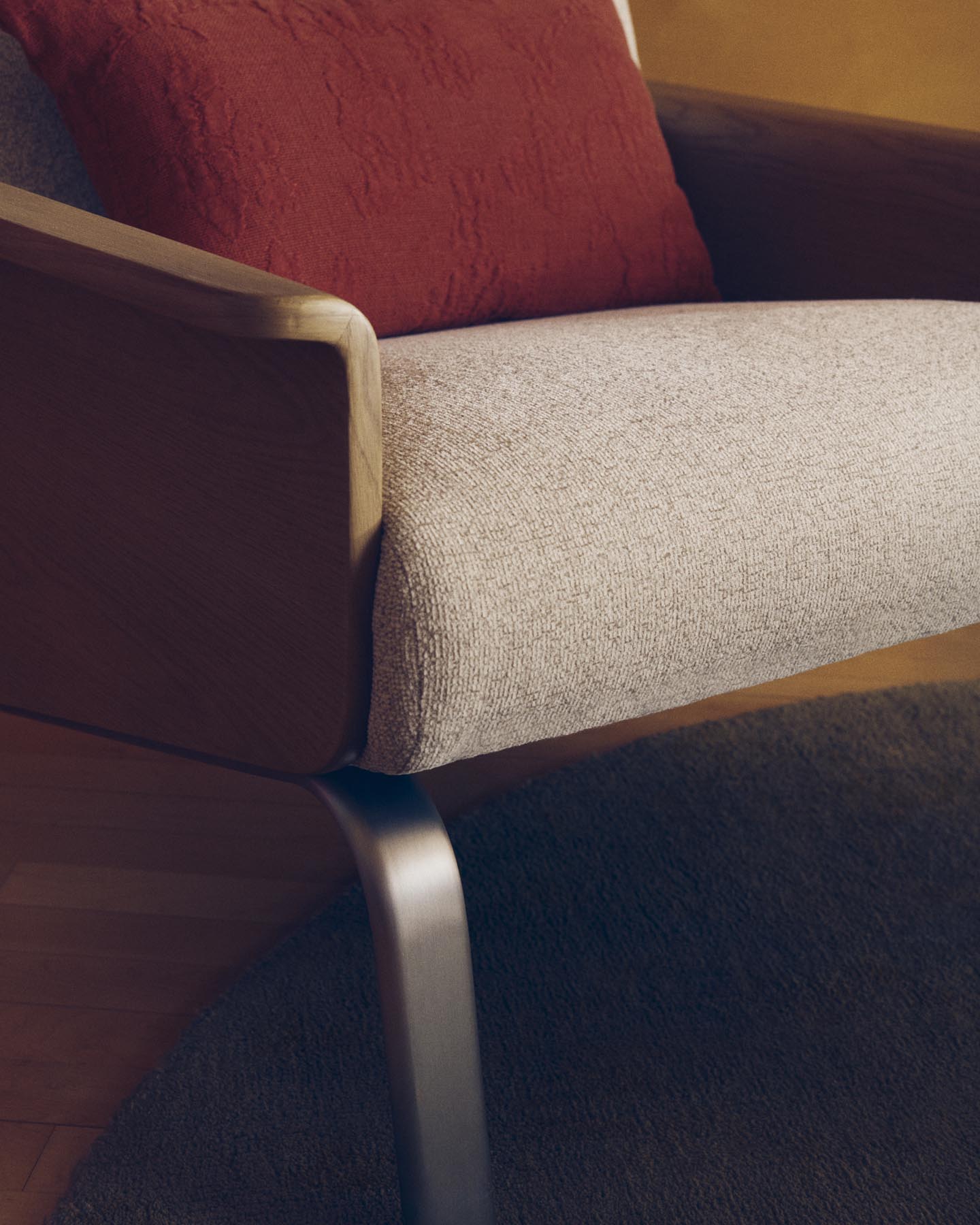 Sessel Amsen in Beige aus Eichensperrholz mit Beinen aus em gebürsteten Edelstahl in Beige präsentiert im Onlineshop von KAQTU Design AG. Sessel ist von Kave Home